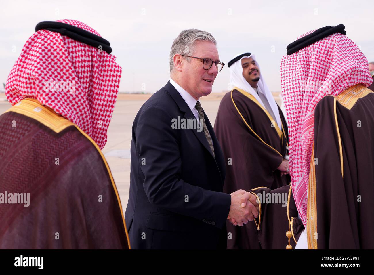 Il primo ministro Sir Keir Starmer viene accolto durante una cerimonia di arrivo all'aeroporto internazionale King Khalid di Riyad, Arabia Saudita, durante il suo viaggio di tre giorni negli Emirati Arabi Uniti, in Arabia Saudita e a Cipro. Data immagine: Lunedì 9 dicembre 2024. Foto Stock