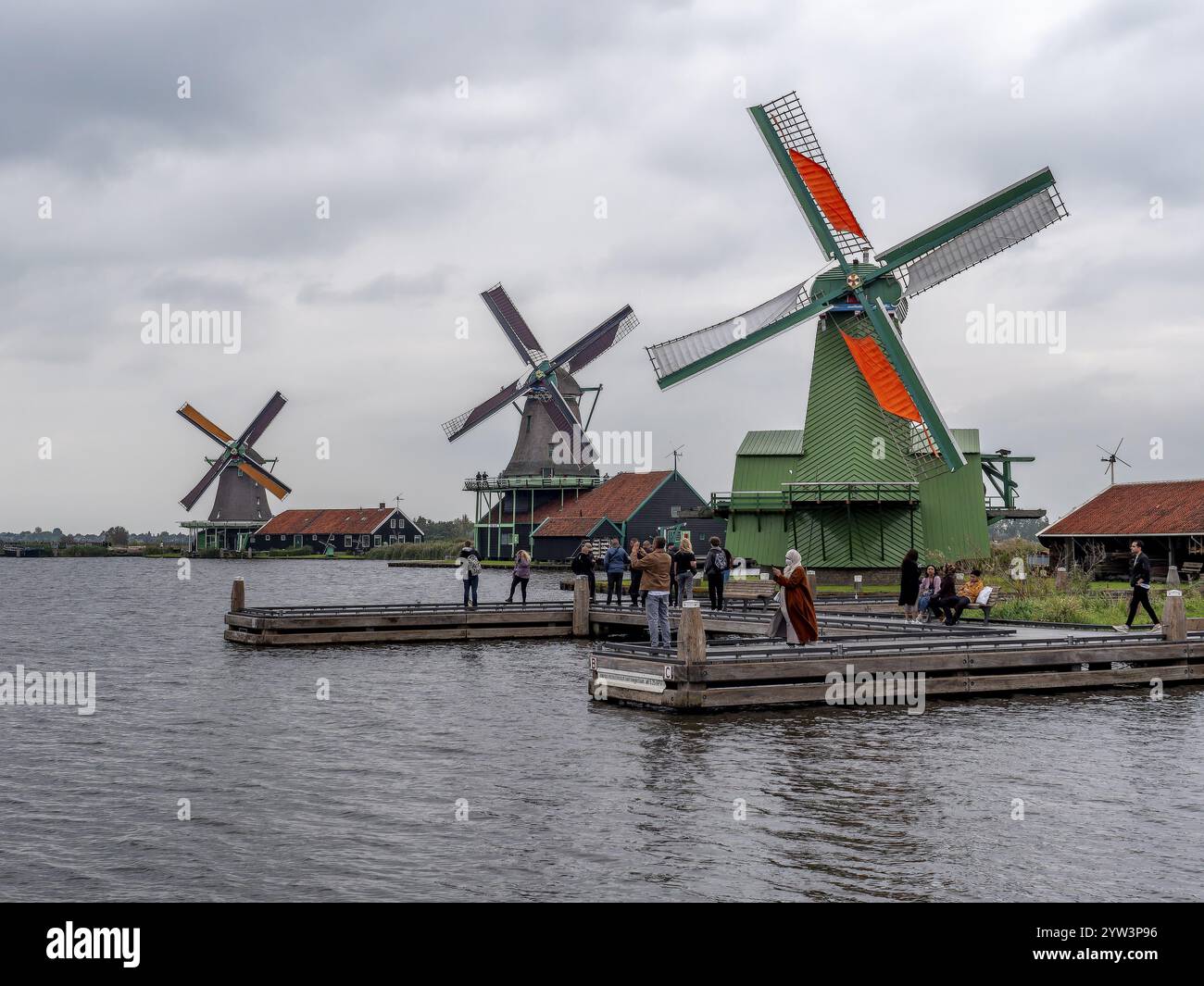Mulini a vento tradizionali sulla costa Zaan nel villaggio museo, museo all'aperto Zaanse Schans, Zaanse Schans, Zaandam, Olanda settentrionale, Paesi Bassi, Olanda Foto Stock