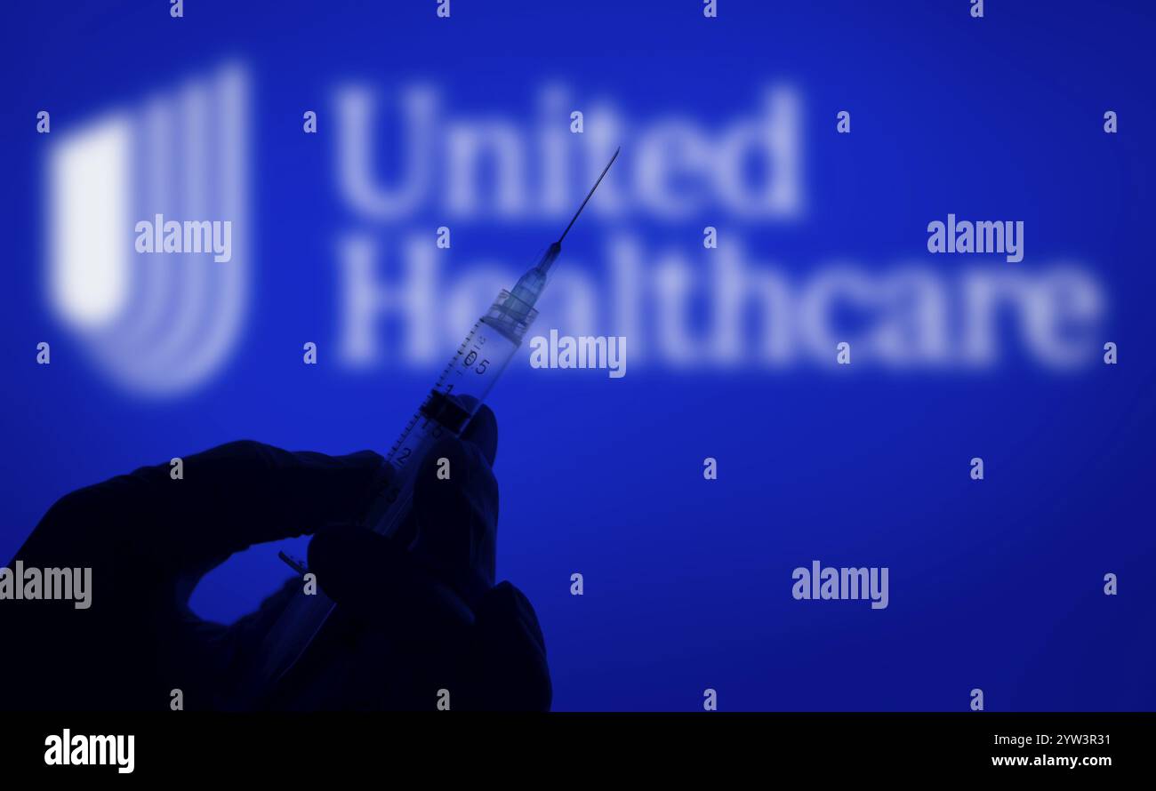 Dhaka, Bangladesh - 06 dicembre 2024: Una mano con i guanti e una siringa davanti al logo UnitedHealthcare. UnitedHealth Group Incorporated è un'azienda statunitense Foto Stock