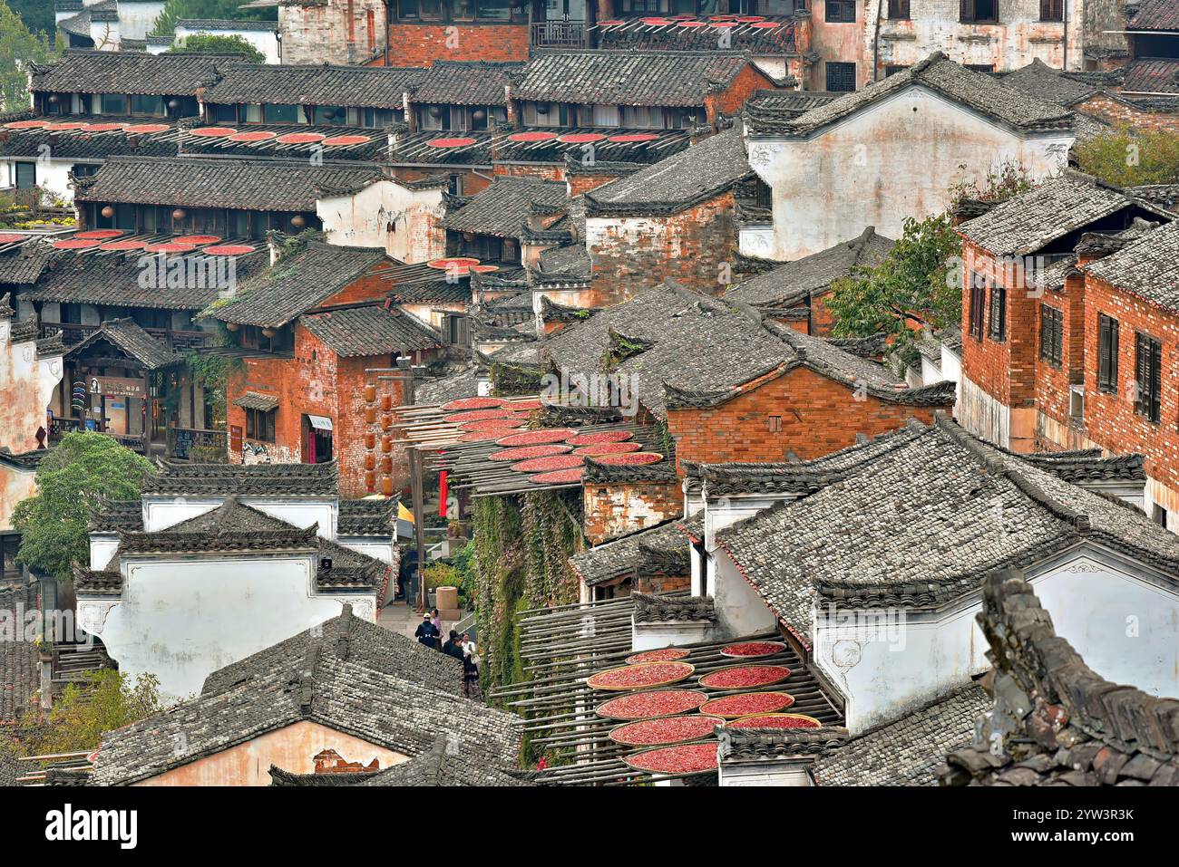 Peperoncini, granturco e altri prodotti essiccati al sole in autunno, Huangling Ancient Village, Wuyuan County, Shangrao City, Jiangxi Province, Cina. Foto Stock