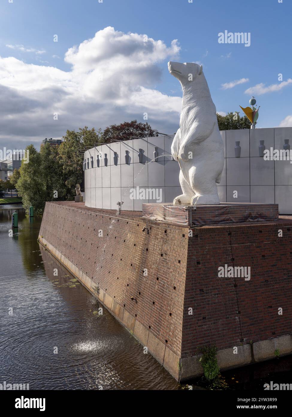 Fontana con una scultura di orso bianco all'angolo dell'edificio Museumeiland del Futurist Groninger Museum sul ponte Werkmanbrug sullo Zuid Foto Stock