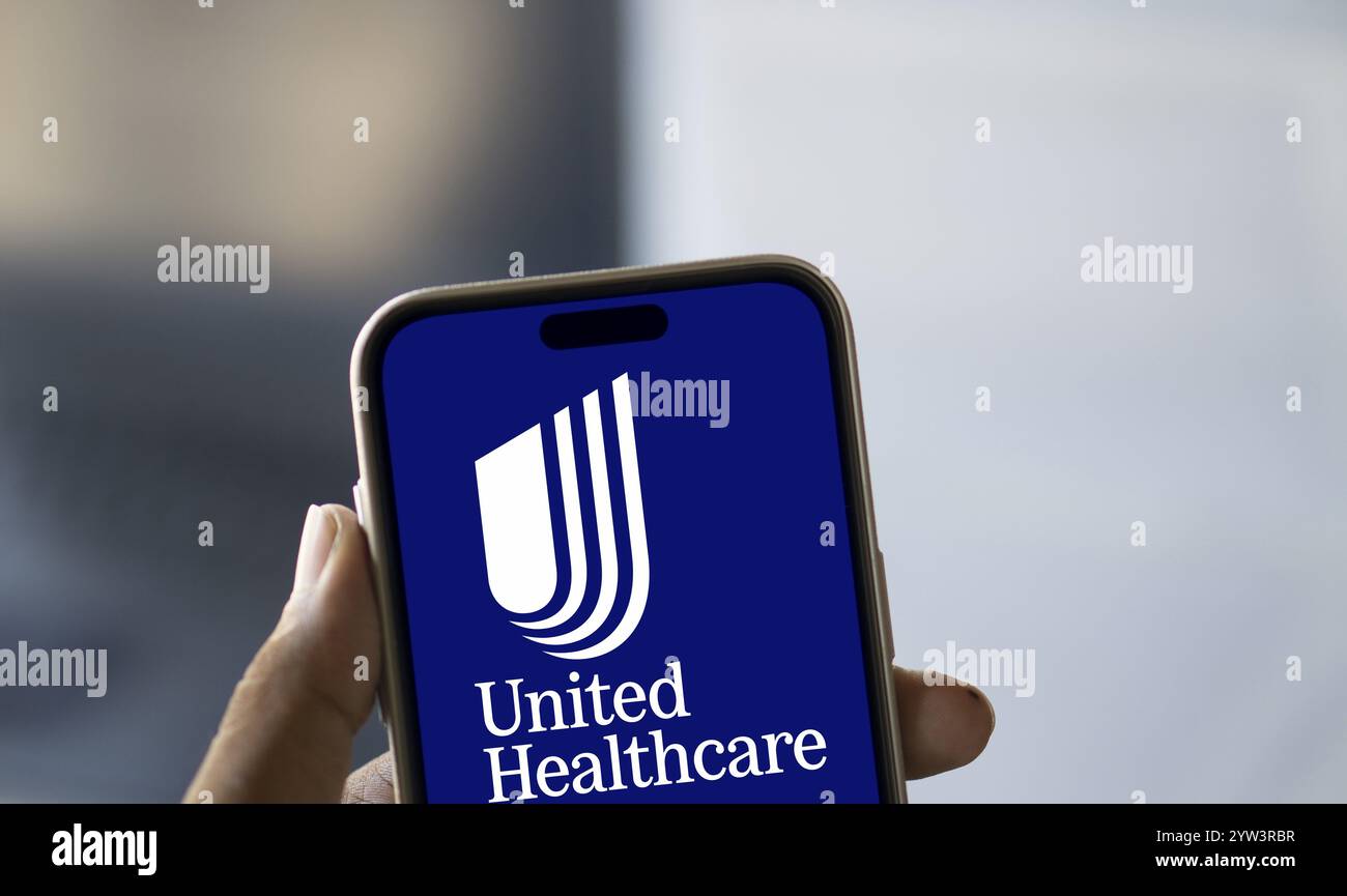 Dhaka, Bangladesh - 06 dicembre 2024: Il logo UnitedHealthcare viene visualizzato sullo smartphone. UnitedHealth Group Incorporated è una multinazionale americana del settore sanitario Foto Stock