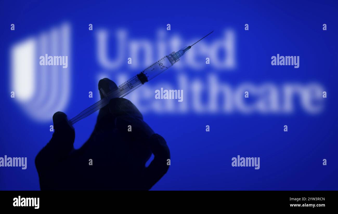 Dhaka, Bangladesh - 06 dicembre 2024: Una mano con i guanti e una siringa davanti al logo UnitedHealthcare. UnitedHealth Group Incorporated è un'azienda statunitense Foto Stock
