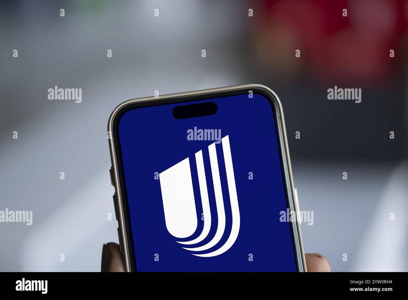 Dhaka, Bangladesh - 06 dicembre 2024: Il logo UnitedHealthcare viene visualizzato sullo smartphone. UnitedHealth Group Incorporated è una multinazionale americana del settore sanitario Foto Stock