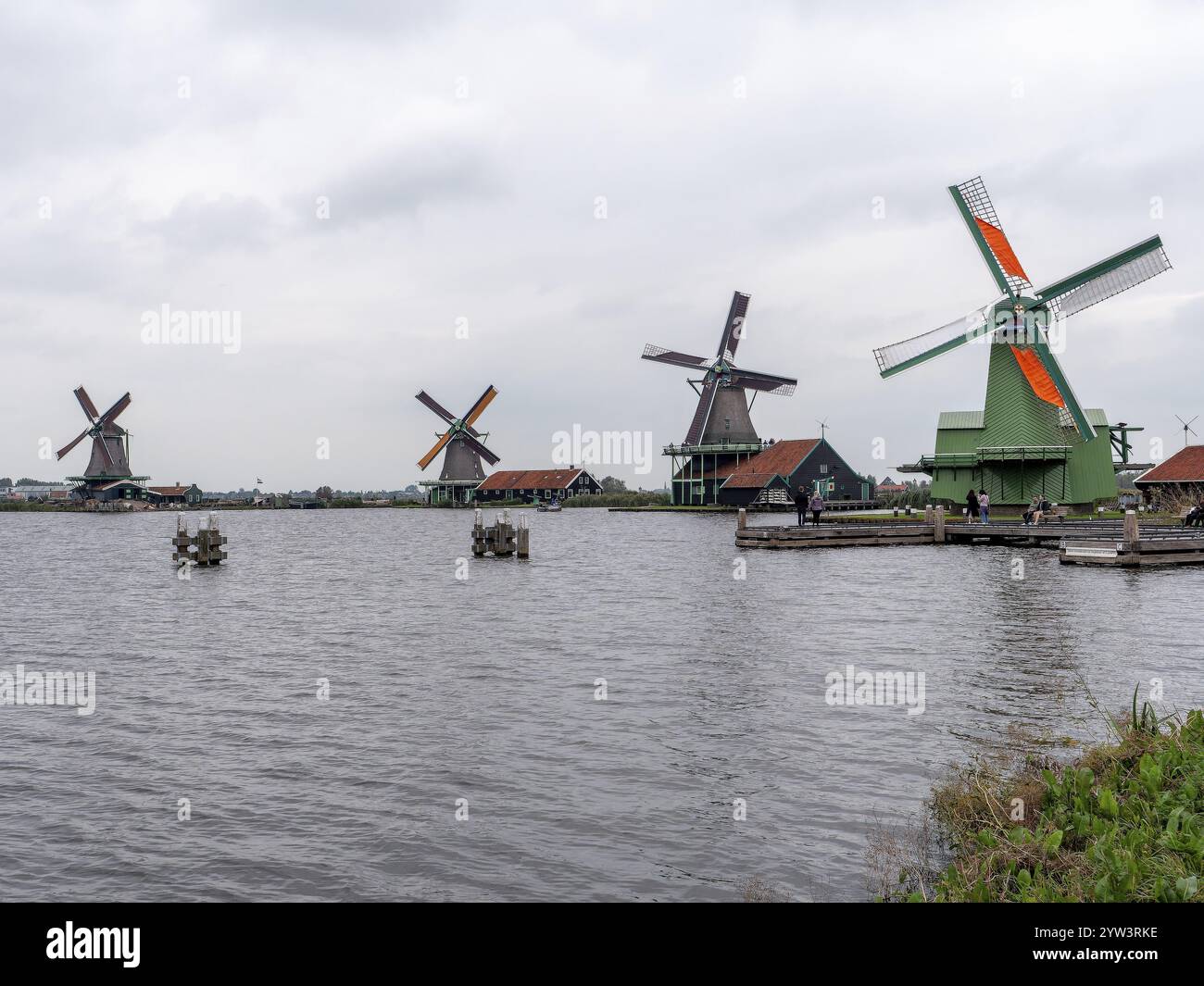 Mulini a vento tradizionali sulla costa Zaan nel villaggio museo, museo all'aperto Zaanse Schans, Zaanse Schans, Zaandam, Olanda settentrionale, Paesi Bassi, Olanda Foto Stock