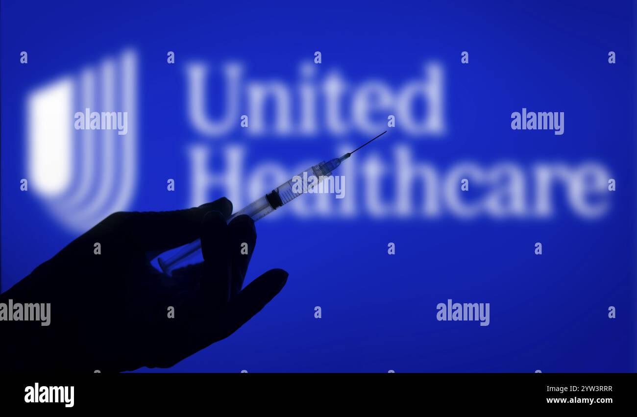 Dhaka, Bangladesh - 06 dicembre 2024: Una mano con i guanti e una siringa davanti al logo UnitedHealthcare. UnitedHealth Group Incorporated è un'azienda statunitense Foto Stock