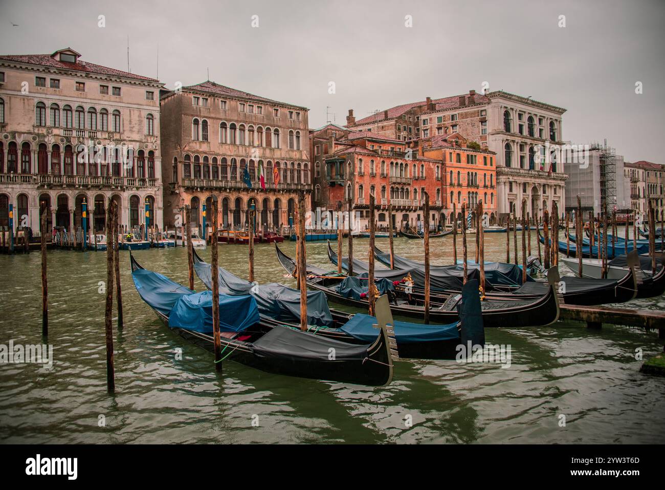Gondole nascoste sotto copertura in una giornata di pioggia a Venezia. Foto Stock