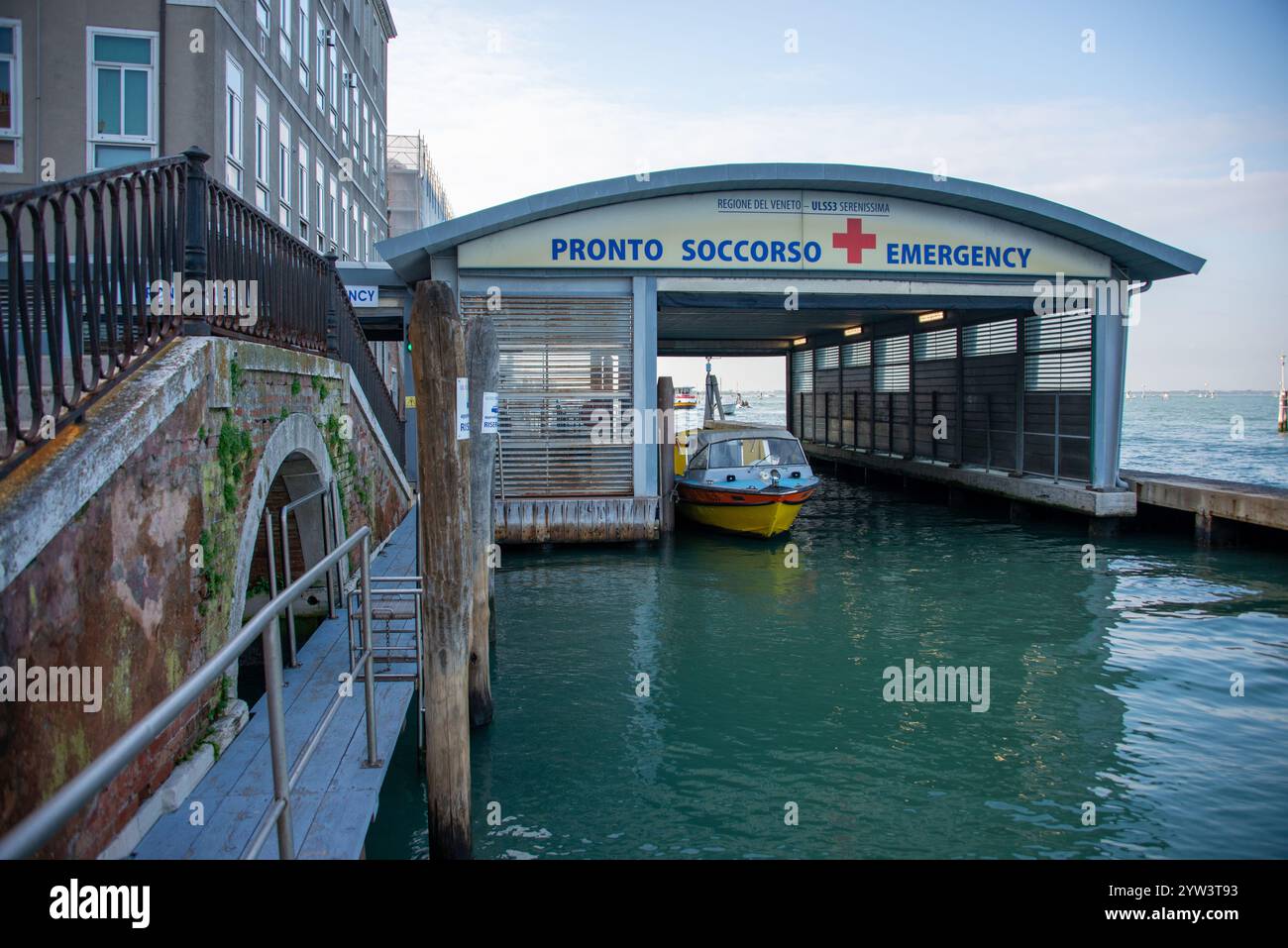 Waterborne: L'ingresso di emergenza all'ospedale pubblico di Venezia ospedale SS. Giovanni e Paolo pronto soccorso si trova sul lato nord del centro storico. Foto Stock