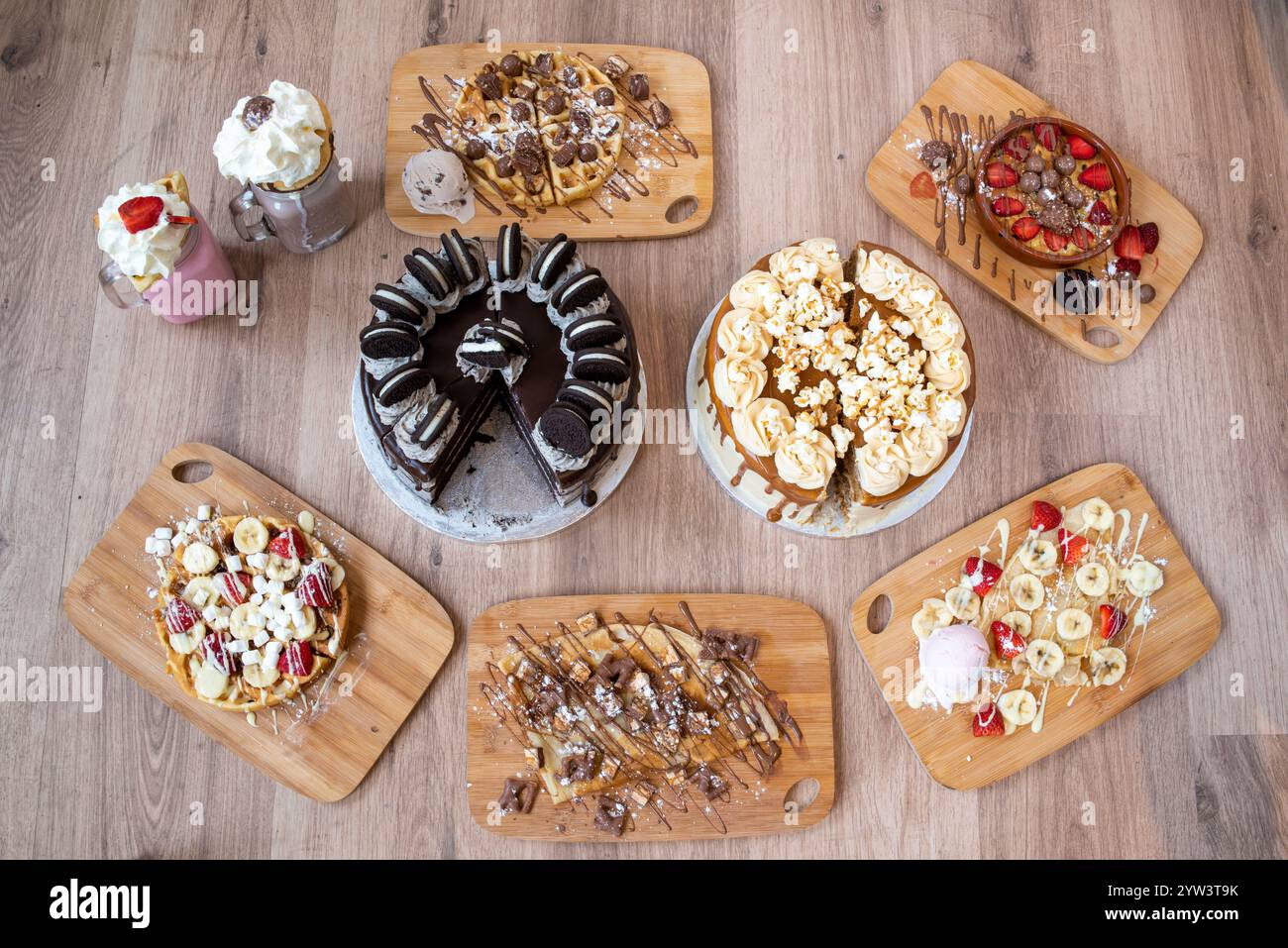 Dessert selezionati, tra cui crepe di fragole e banana, pasta per biscotti, waffle al cioccolato e frullati Foto Stock