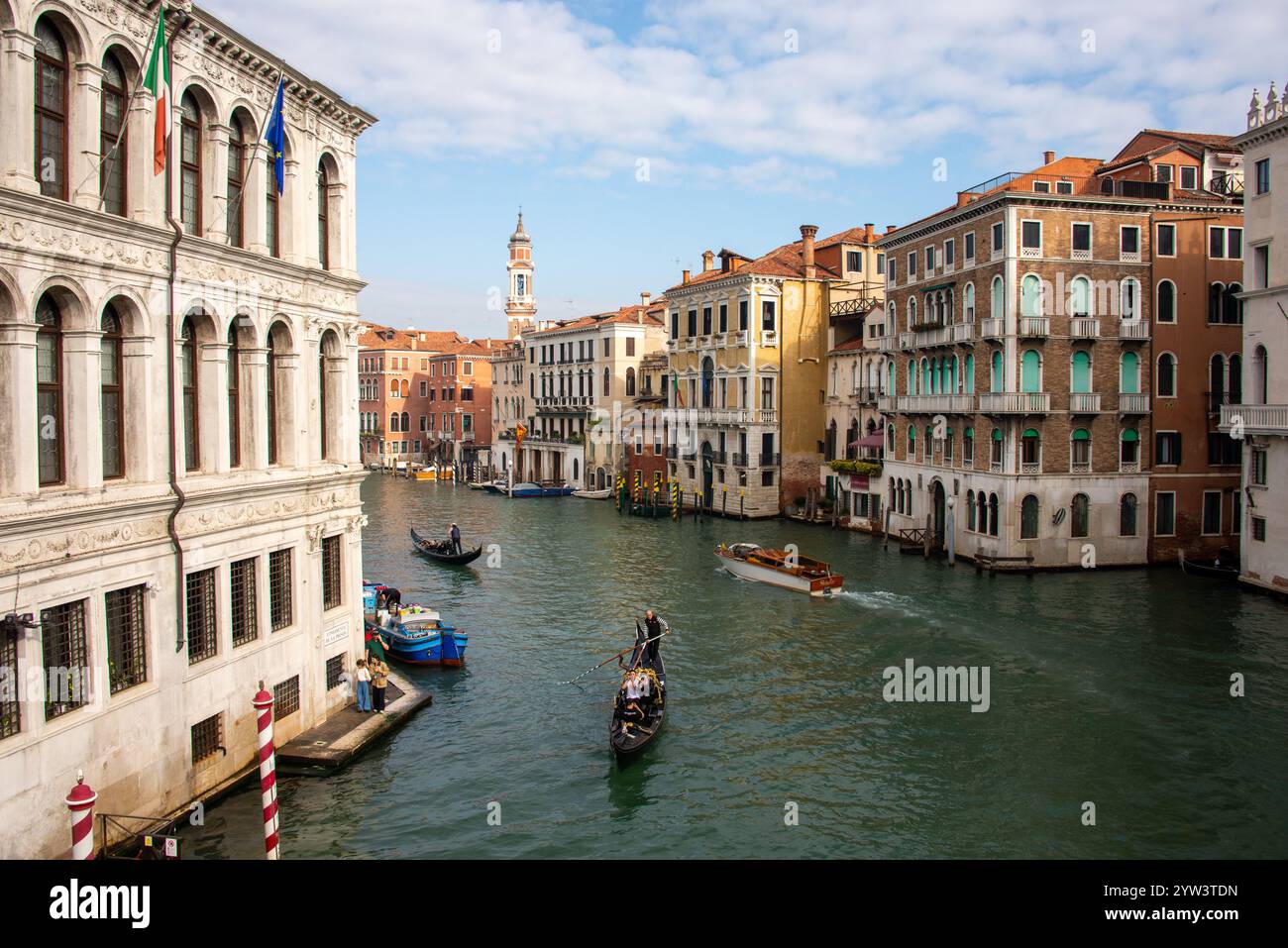 Gondole e taxi boat - traffico sul Canale grande a Venezia. Il centro storico di Venezia è patrimonio dell'umanità dell'UNESCO. Foto Stock