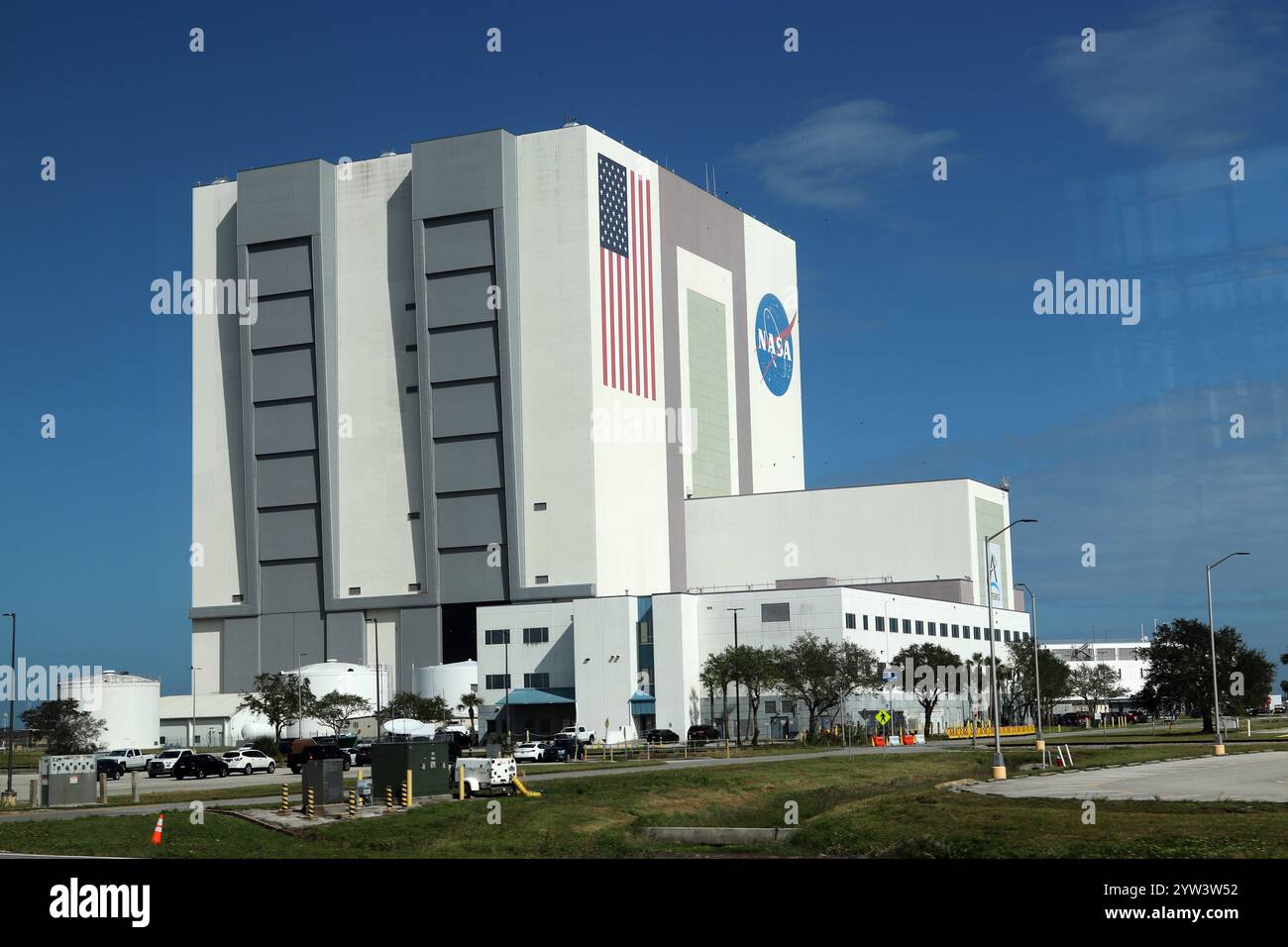 Vehicle Assembly Building VAB centro spaziale NASA Florida USA per la costruzione di razzi Saturn notare grandi porte Foto Stock