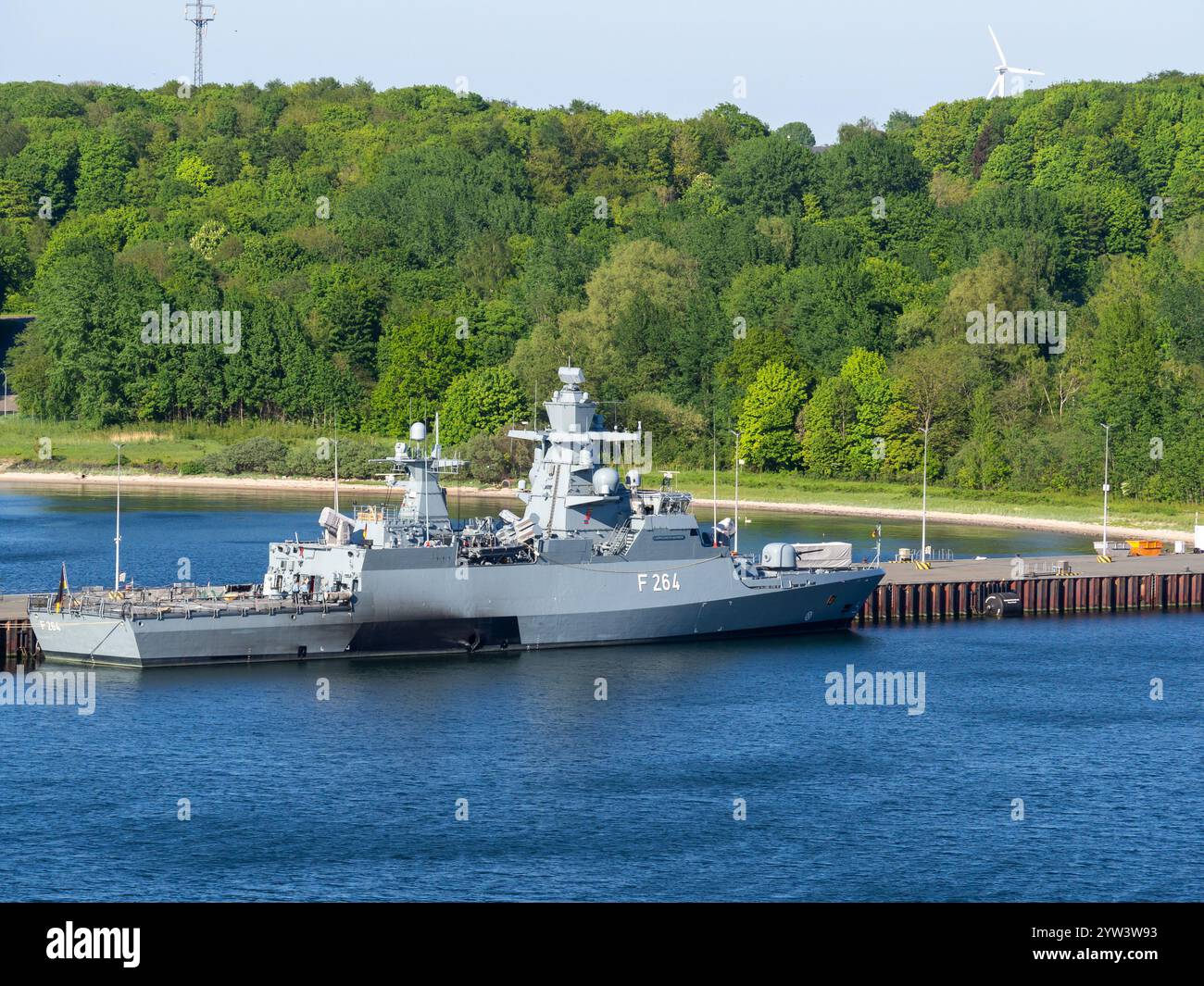 La Ludwigshafen am Rhein (F264) è una delle corvette oceaniche più recenti della Germania, lanciata nel 2007, ormeggiata in un molo con boschi alle spalle. Foto Stock