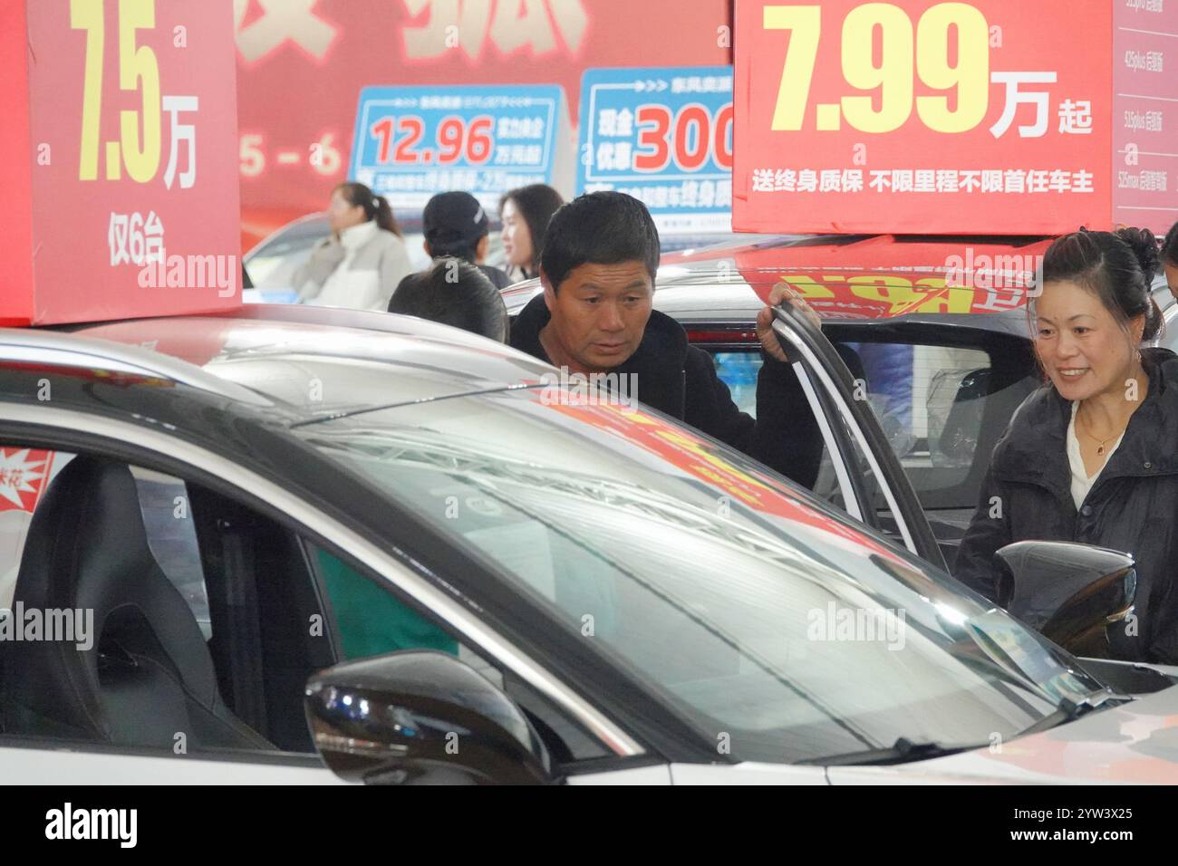 Pechino, la provincia cinese di Shandong. 7 dicembre 2024. I clienti vengono a conoscenza dei veicoli in vendita a Yantai, nella provincia di Shandong nella Cina orientale, 7 dicembre 2024. L'indice dei prezzi al consumo (IPC) cinese, uno dei principali indicatori dell'inflazione, è salito del 0,2% su base annua a novembre, ha detto lunedì l'Ufficio nazionale di statistica. Crediti: Tang KE/Xinhua/Alamy Live News Foto Stock