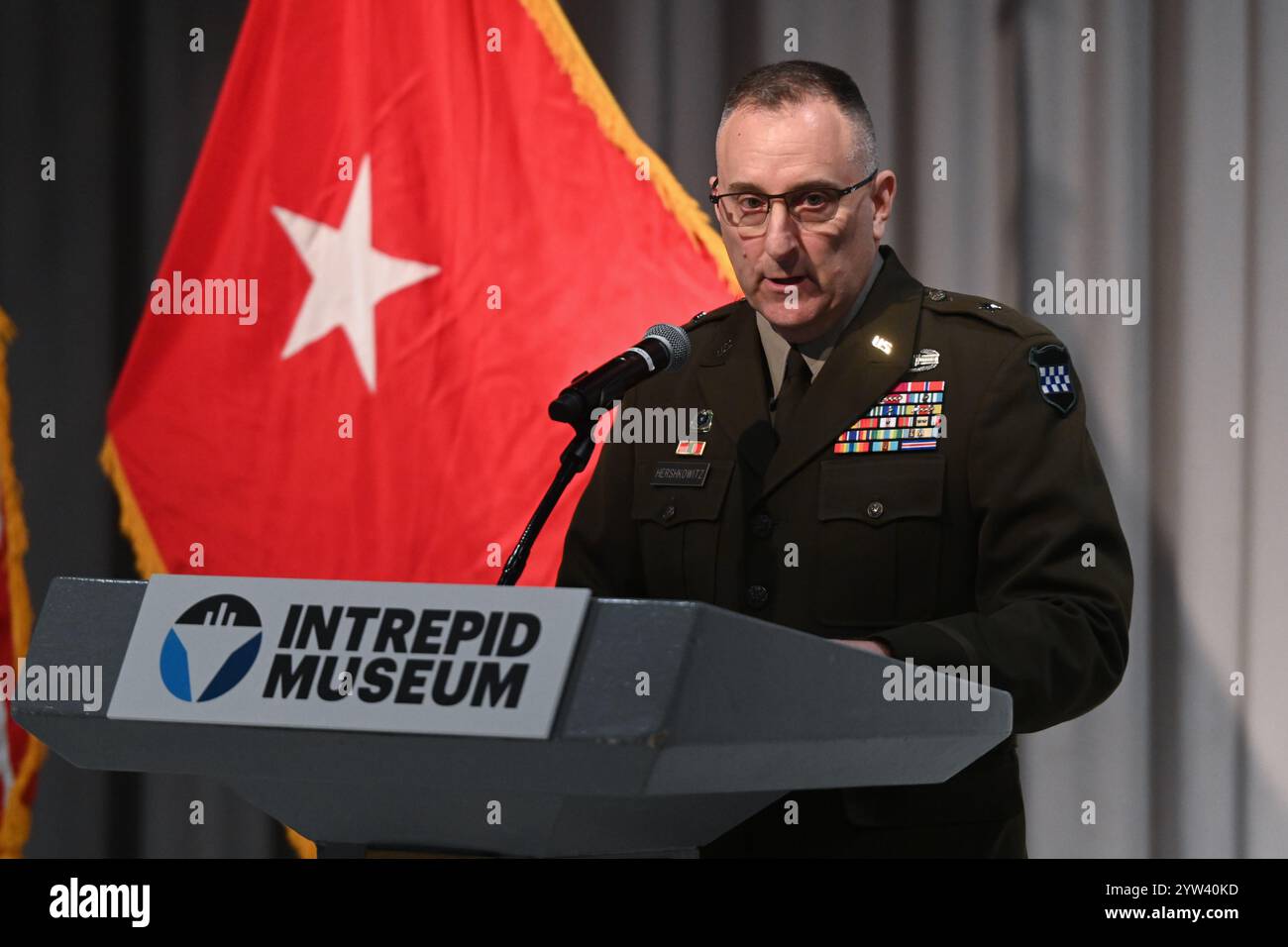 Il generale di brigata Daniel Hershkowitz, comandante di brigata, la 99th Readiness Division della U.S. Army Reserve, partecipa a una cerimonia per commemorare il 83° anniv Foto Stock