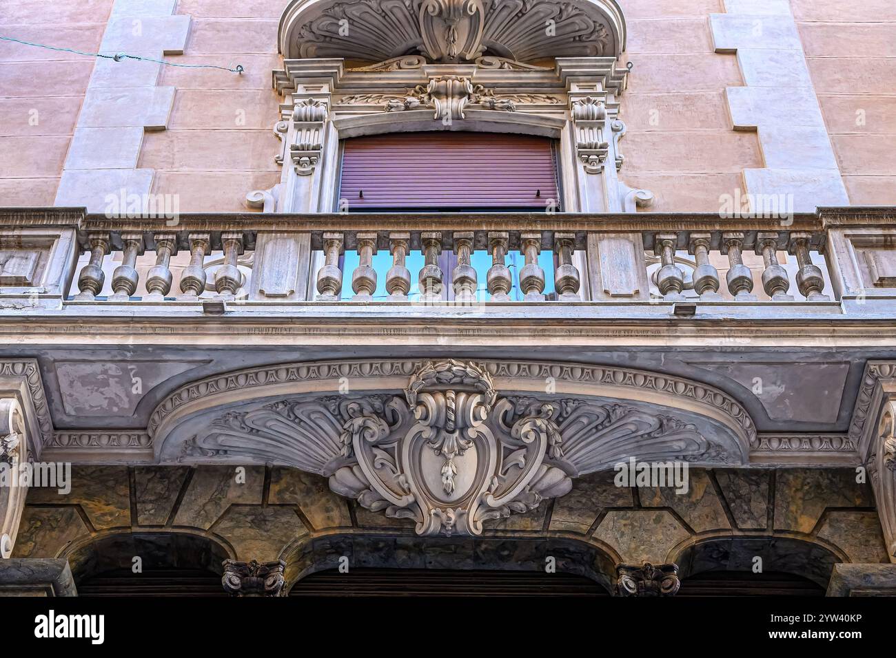 Murcia, Spagna - 25 ottobre 2024: Decorazioni in pietra nelle strutture di supporto dei balconi in una facciata di un vecchio edificio. Foto Stock