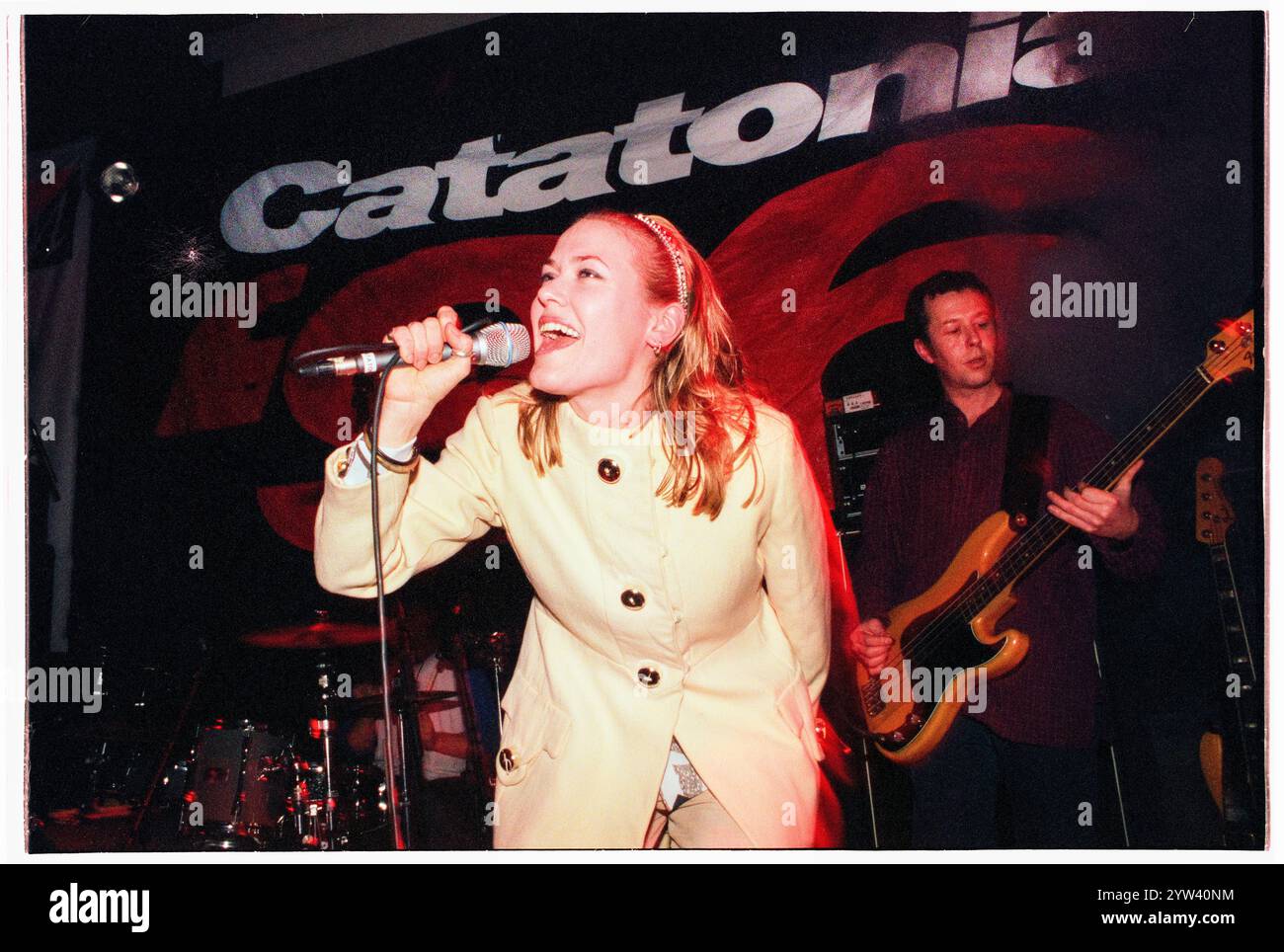 CATATONIA, CERYS MATTHEWS, YOUNG, CARDIFF UNIVERSITY, 1995: Cerys Matthews of Catatonia suonano dal vivo con il loro primo singolo Sweet Catatonia al Terminal 396 dell'Unione degli studenti dell'Università di Cardiff il 17 marzo 1995. Foto: Rob Watkins. INFO: I Catatonia, una band di alternative rock gallese negli anni '90, guidata da Cerys Matthews, hanno guadagnato fama con successi come "Mulder and Scully" e "Road Rage". Il loro suono eclettico, che fonde pop, rock e folk, consolidò il loro posto nell'era Britpop, mostrando la voce distintiva di Matthews. Foto Stock