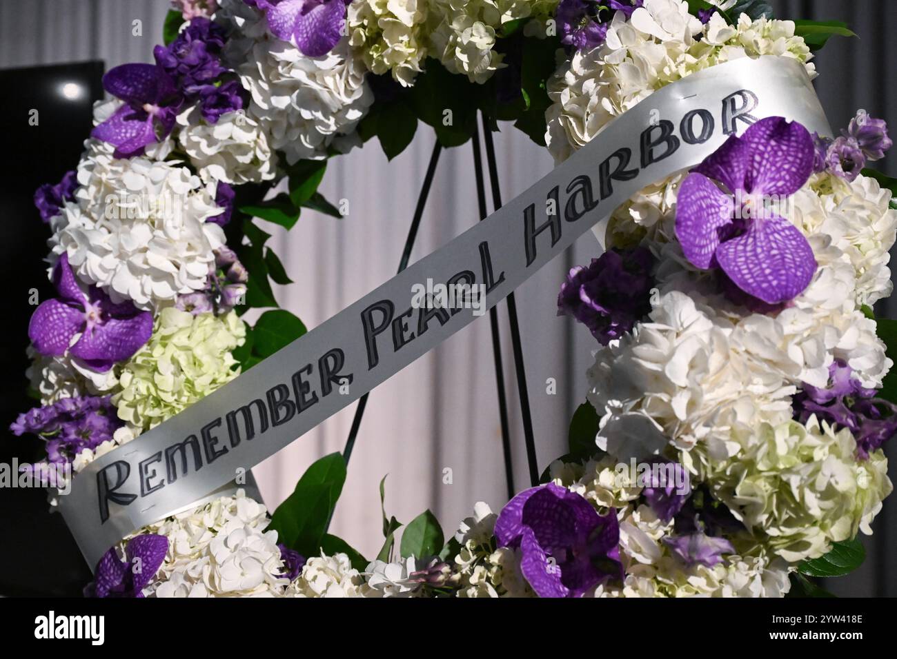 Le famiglie dei sopravvissuti locali di Pearl Harbor posero una corona all'Intrepid Museum per commemorare il 83° anniversario dell'attacco a Pearl Harbor su Dece Foto Stock
