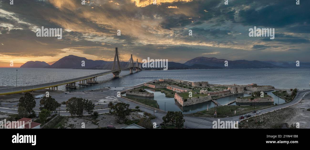 Vista aerea della fortezza di Rio (Rion) vicino a Patrasso, Grecia, con bastioni appuntiti, lune demi, piattaforme di cannoni ponte cavo Antirio Foto Stock