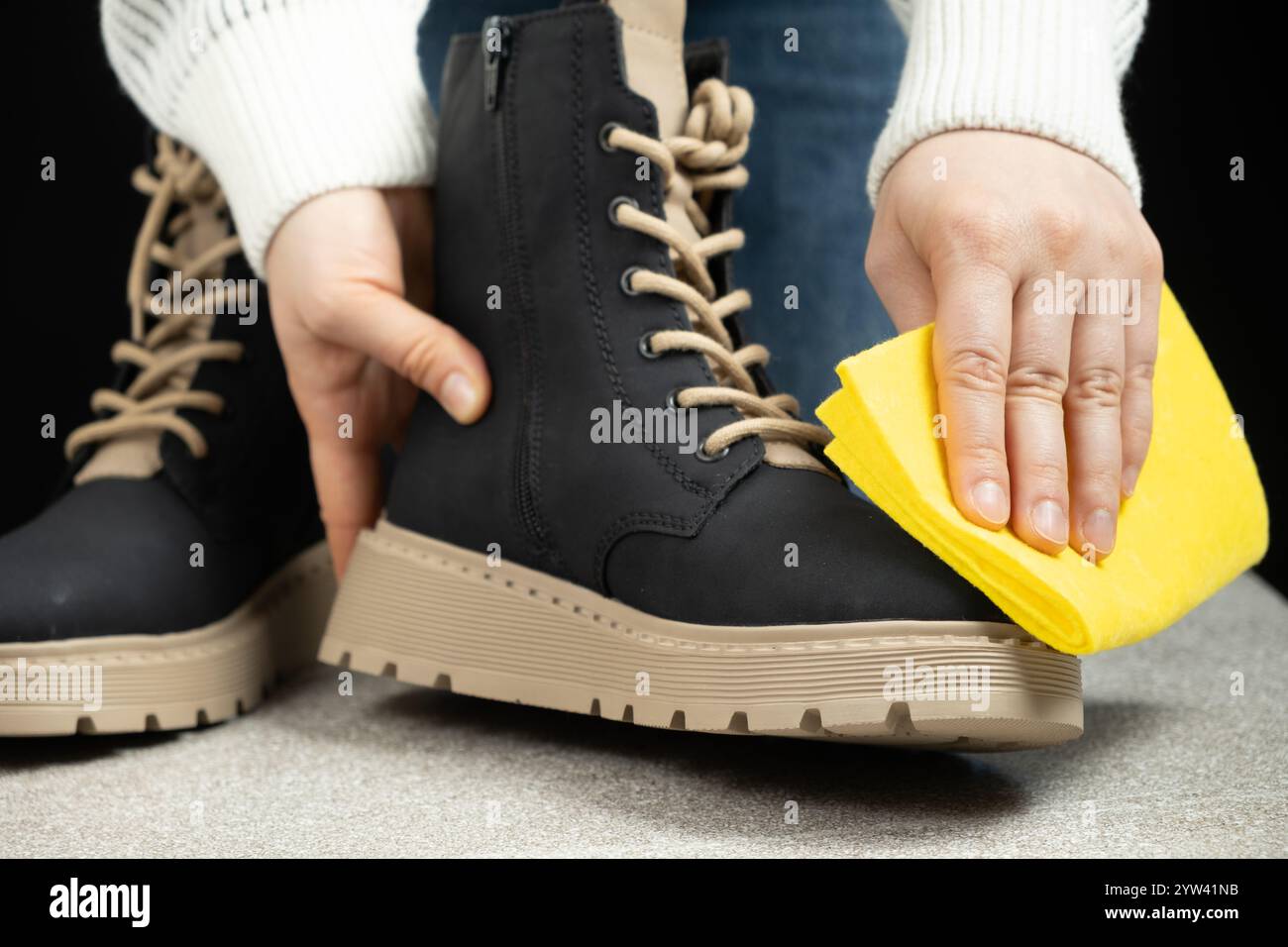 Shoe Care, donna panno per pulizia superficie di scarpe in pelle Foto Stock