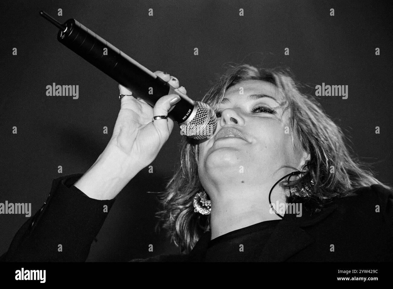 CATATONIA, CERYS INTERNATIONAL VELVET, CARDIFF UNIVERSITY, 1998: Cerys Matthews of Catatonia che suona dal vivo su BBC radio One Evening Session per lanciare il loro iconico album "International Velvet" alla Great Hall di Cardiff University Students' Union il 27 gennaio 1998. Foto: Rob Watkins. INFO: I Catatonia, una band di alternative rock gallese negli anni '90, guidata da Cerys Matthews, hanno guadagnato fama con successi come "Mulder and Scully" e "Road Rage". Il loro suono eclettico, che fonde pop, rock e folk, consolidò il loro posto nell'era Britpop, mostrando la voce distintiva di Matthews. Foto Stock