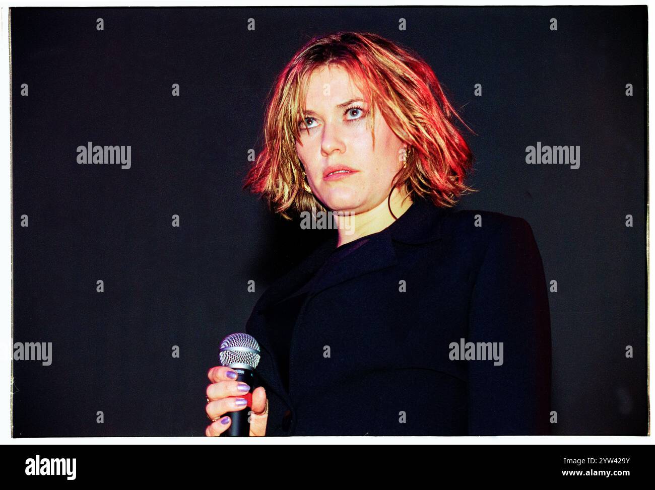 CATATONIA, CERYS INTERNATIONAL VELVET, CARDIFF UNIVERSITY, 1998: Cerys Matthews of Catatonia che suona dal vivo su BBC radio One Evening Session per lanciare il loro iconico album "International Velvet" alla Great Hall di Cardiff University Students' Union il 27 gennaio 1998. Foto: Rob Watkins. INFO: I Catatonia, una band di alternative rock gallese negli anni '90, guidata da Cerys Matthews, hanno guadagnato fama con successi come "Mulder and Scully" e "Road Rage". Il loro suono eclettico, che fonde pop, rock e folk, consolidò il loro posto nell'era Britpop, mostrando la voce distintiva di Matthews. Foto Stock