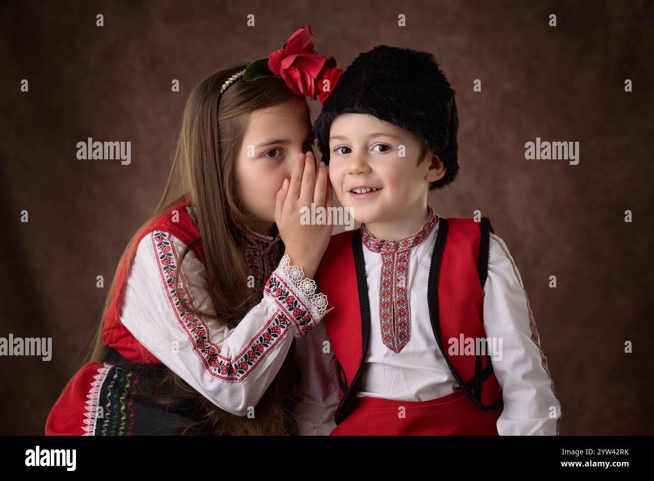 Bambini bulgari che indossano un tradizionale ritratto di costumi folkloristici da ricamo bulgaro Foto Stock