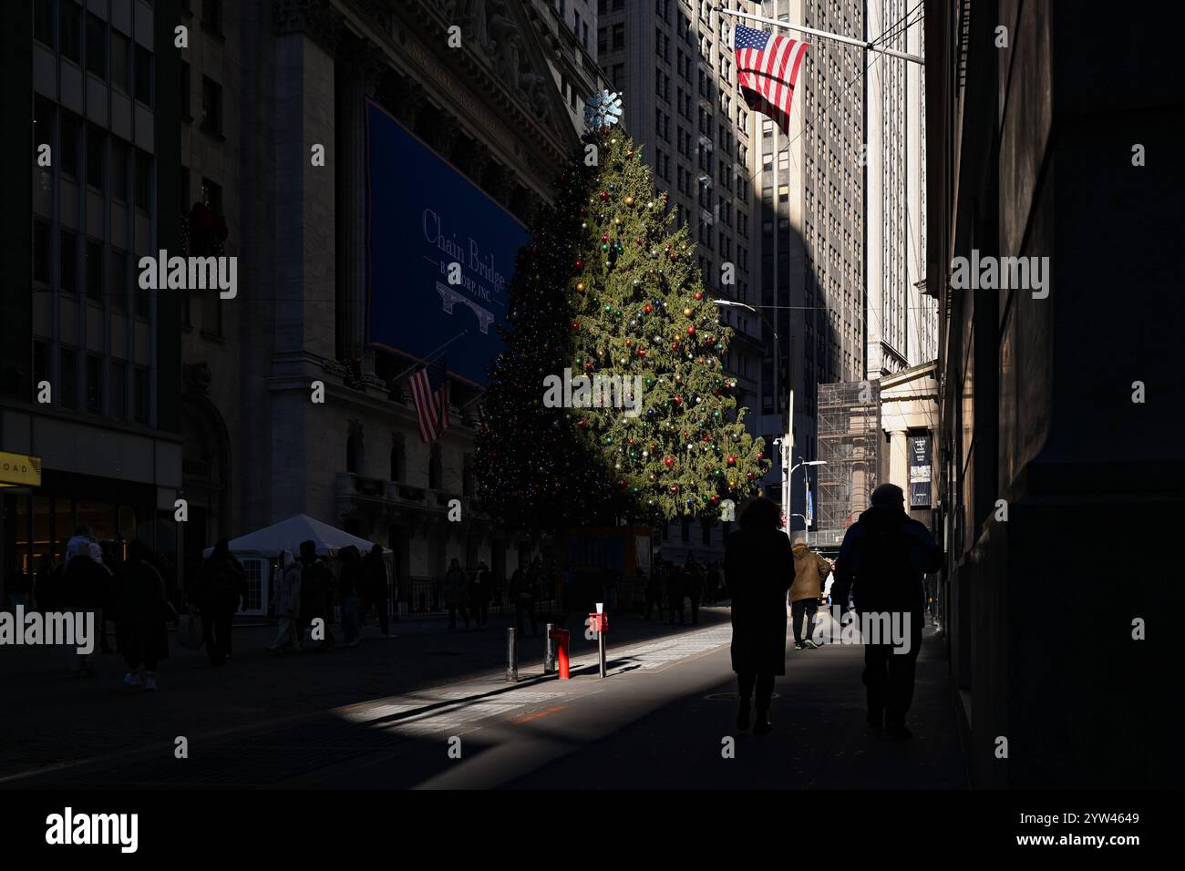 L'albero di Natale di Wall Street si trova fuori dalla Borsa di New York (NYSE) il 6 dicembre 2024 a New York. Foto Stock
