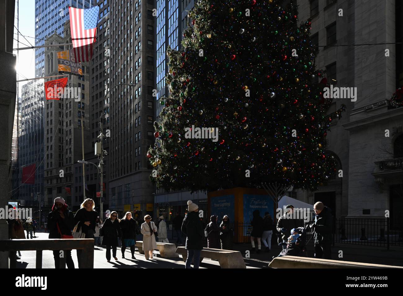 L'albero di Natale di Wall Street si trova fuori dalla Borsa di New York (NYSE) il 6 dicembre 2024 a New York. Foto Stock