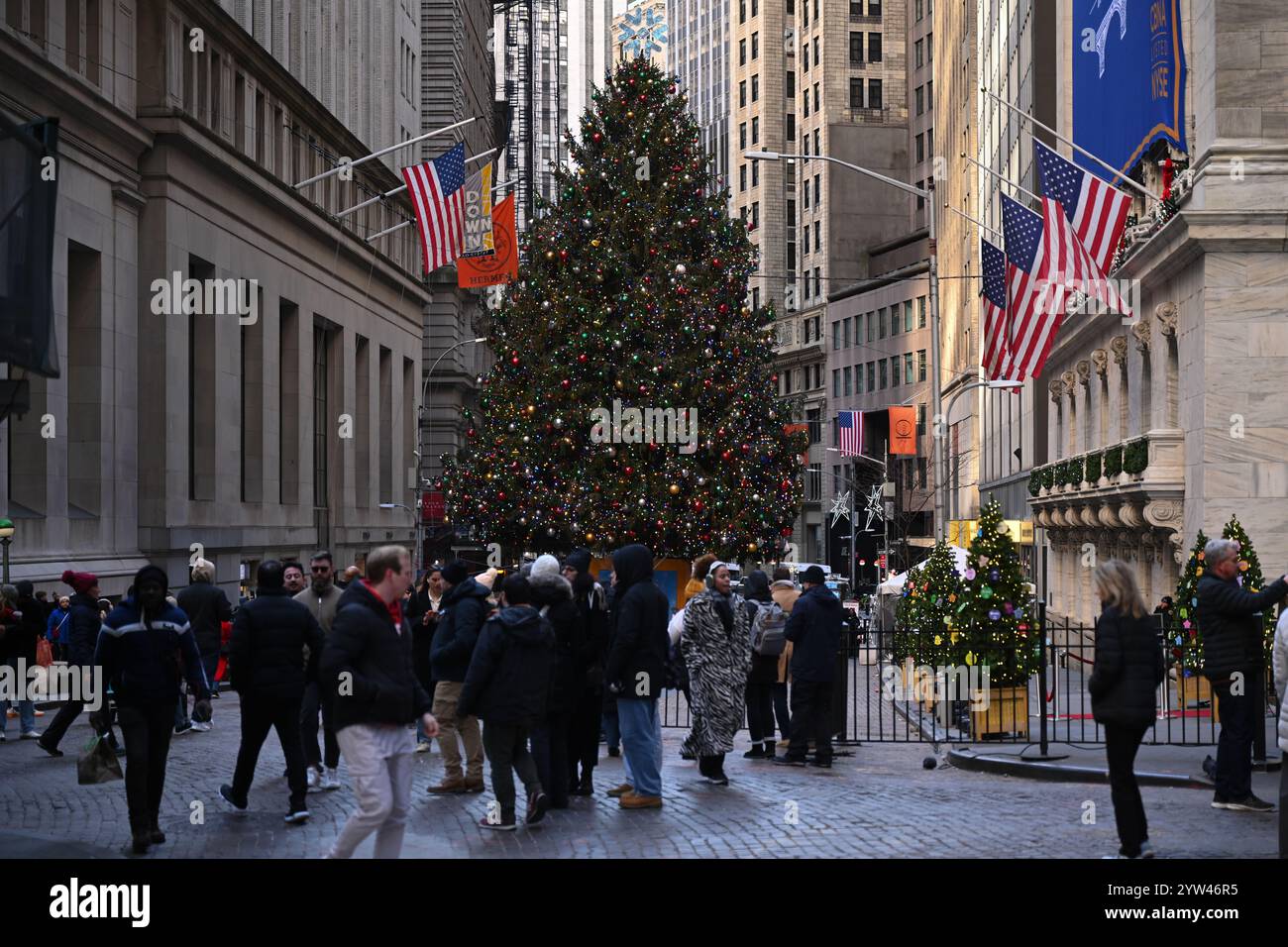L'albero di Natale di Wall Street si trova fuori dalla Borsa di New York (NYSE) il 6 dicembre 2024 a New York. Foto Stock