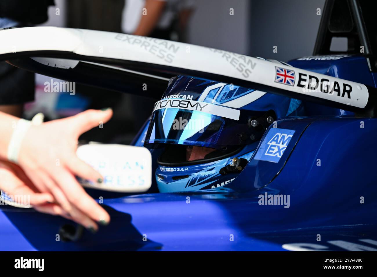 7 dicembre 2024, Mezzolombardo, Mezzolombardo, Emirati Arabi Uniti: Il pilota britannico Jess Edgar ( Rodin Motorsport ) è visto nel Garage della FIA F1 Academy Abu Dhabi Grand Prix al circuito Yas Marina di Abu Dhabi, Emirati Arabi Uniti. (Credit Image: © Daisy Facinelli/ZUMA Press Wire) SOLO PER USO EDITORIALE! Non per USO commerciale! Foto Stock