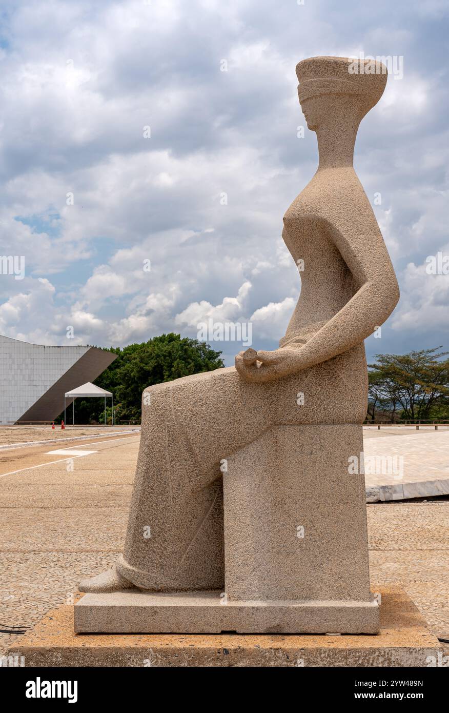 Profilo della statua di pietra della giustizia in Piazza dei tre poteri a Brasilia Foto Stock