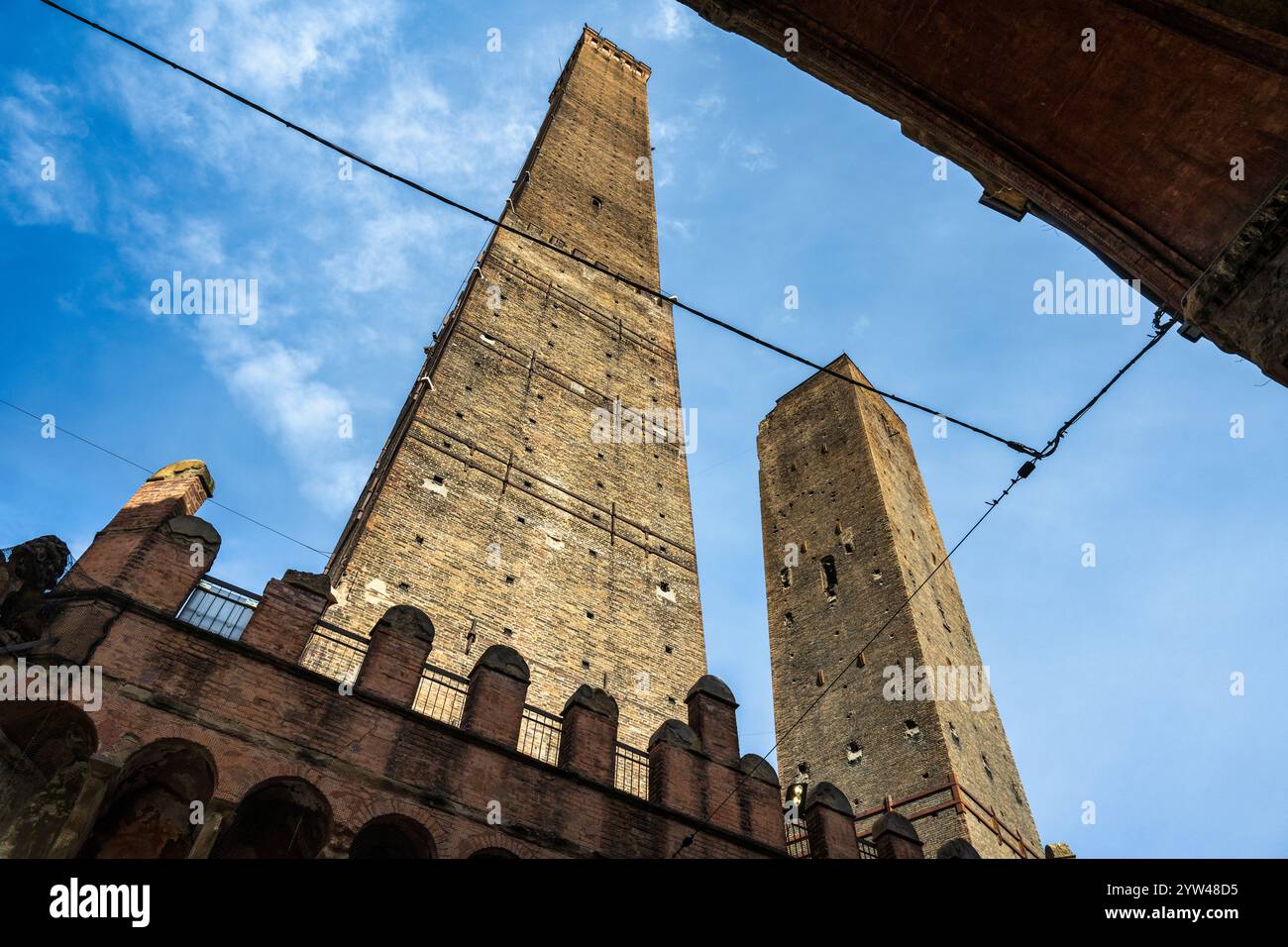 Le due Torri, Torr Asinelli a sinistra e Torr Garisenda a destra, nel centro storico di Bologna nell'Emilia-Romagna Foto Stock
