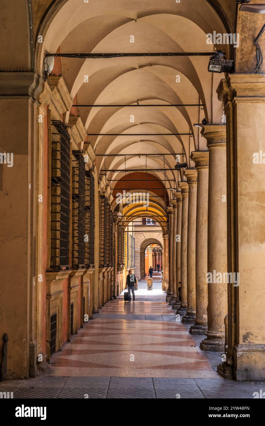 Portico in strada maggiore nel centro storico di Bologna, nella regione Emilia-Romagna del nord Italia Foto Stock
