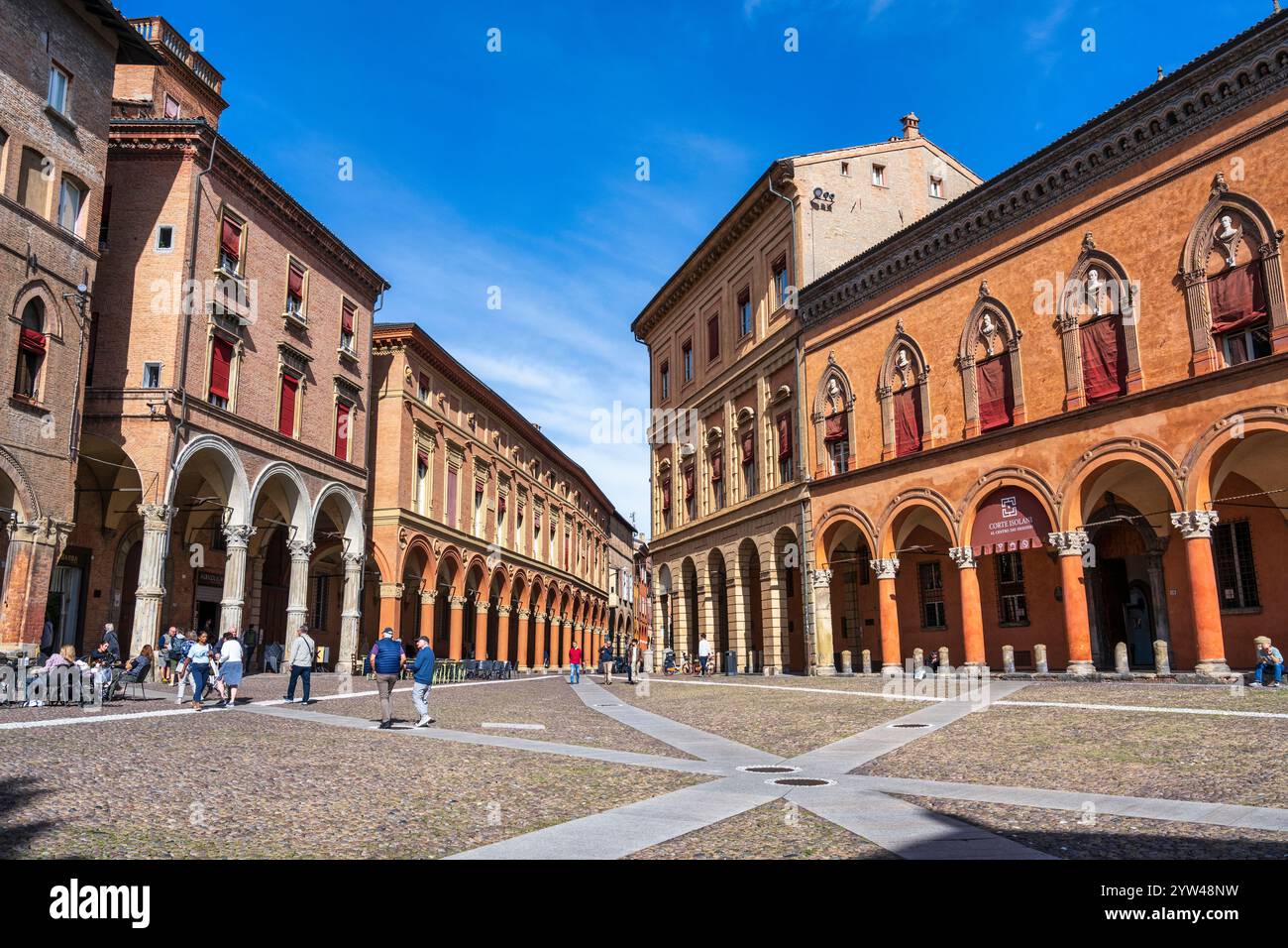 Colorati edifici medievali e rinascimentali in Piazza Santo Stefano, nel centro storico di Bologna, nella regione Emilia-Romagna dell'Italia settentrionale Foto Stock