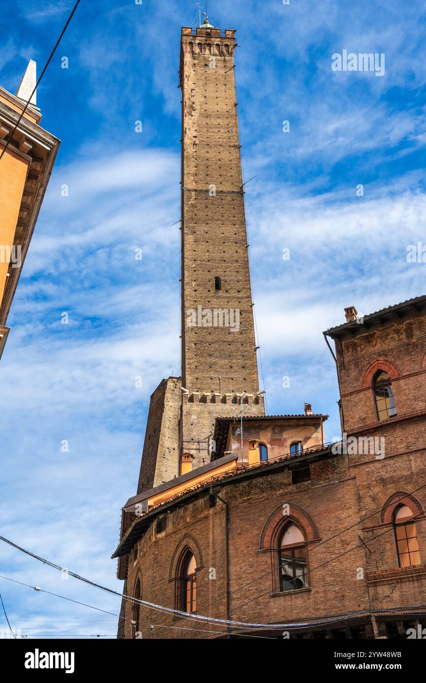 Torr Asinelli da via Santo Stefano nel centro storico di Bologna, nella regione Emilia-Romagna del nord Italia Foto Stock