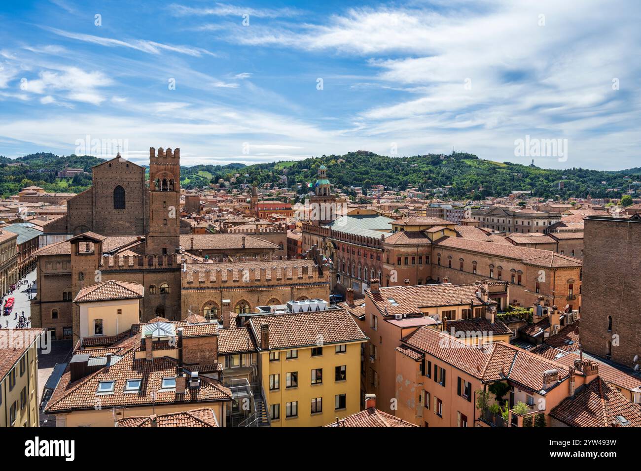 Ammira i tetti del centro storico di Bologna dal campanile della cattedrale metropolitana di Bologna, regione Emilia-Romagna dell'Italia settentrionale Foto Stock