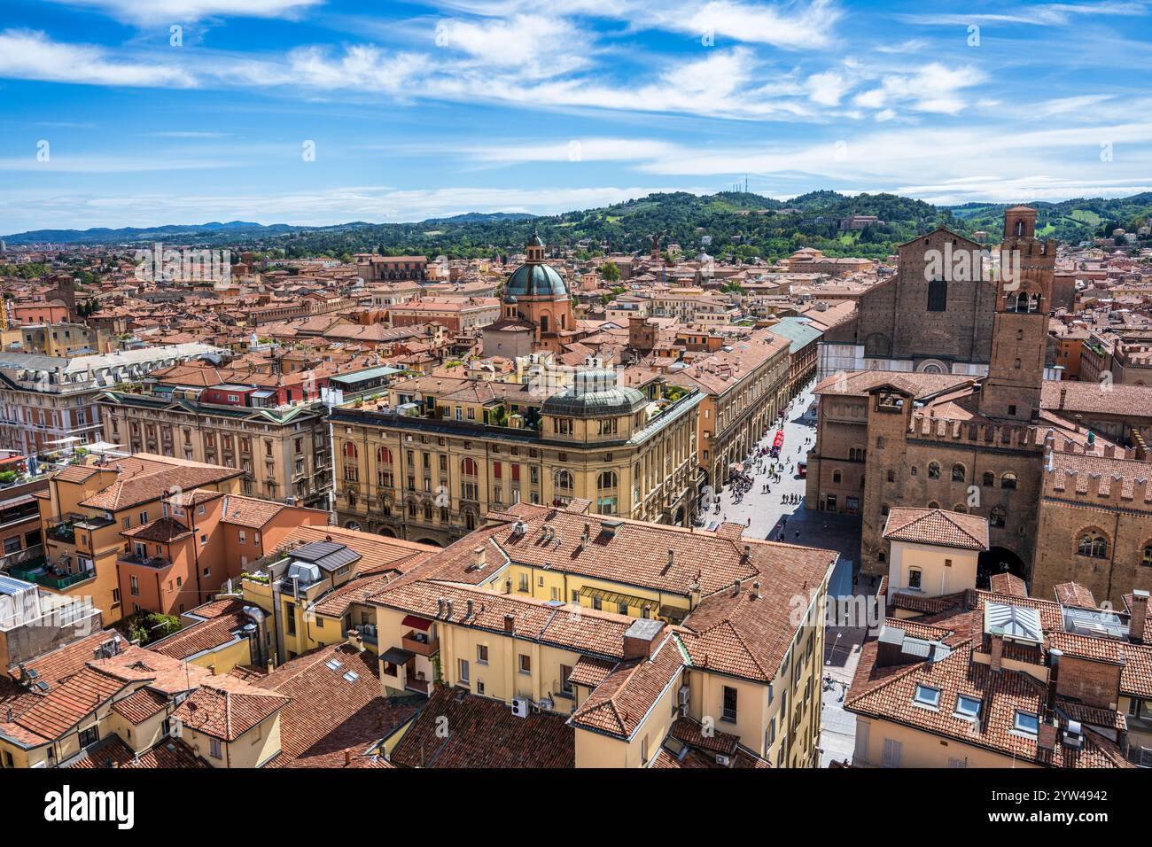 Ammira i tetti del centro storico di Bologna dal campanile della cattedrale metropolitana di Bologna, regione Emilia-Romagna dell'Italia settentrionale Foto Stock