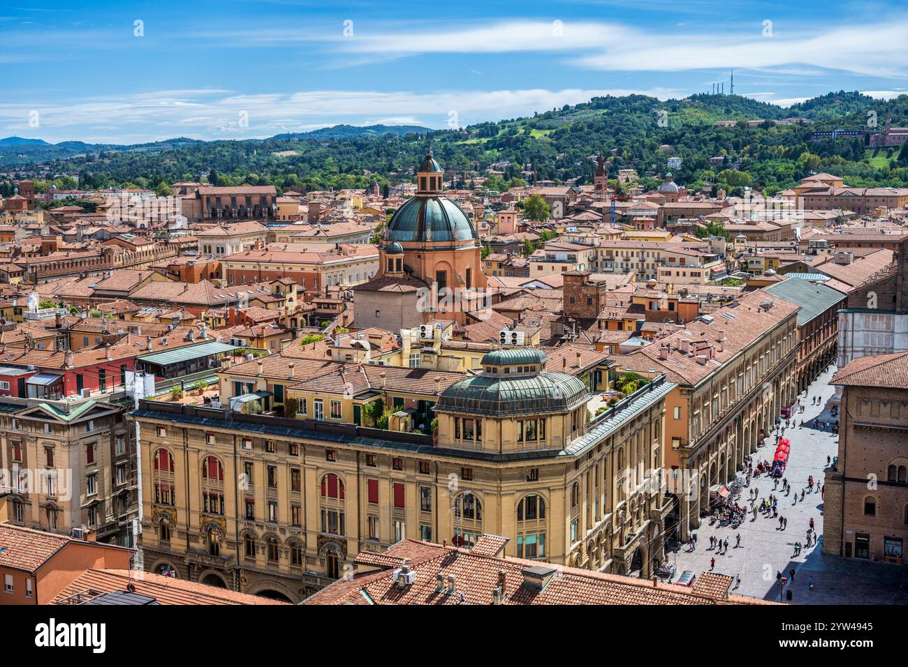 Ammira i tetti del centro storico di Bologna dal campanile della cattedrale metropolitana di Bologna, regione Emilia-Romagna dell'Italia settentrionale Foto Stock