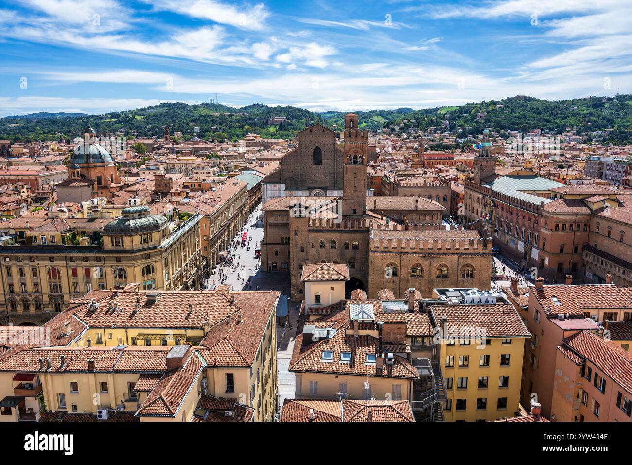 Ammira i tetti del centro storico di Bologna dal campanile della cattedrale metropolitana di Bologna, regione Emilia-Romagna dell'Italia settentrionale Foto Stock