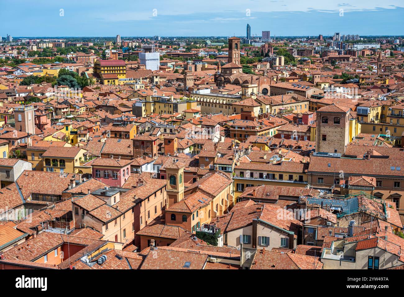 Ammira i tetti del centro storico di Bologna dal campanile della cattedrale metropolitana di Bologna, regione Emilia-Romagna dell'Italia settentrionale Foto Stock