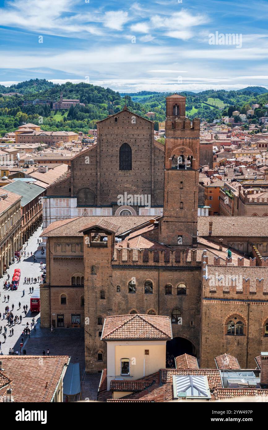 Veduta sopraelevata della Torre dell'Arengo, con la Basilica di San Petronio oltre, nel centro storico di Bologna, regione Emilia-Romagna dell'Italia settentrionale Foto Stock