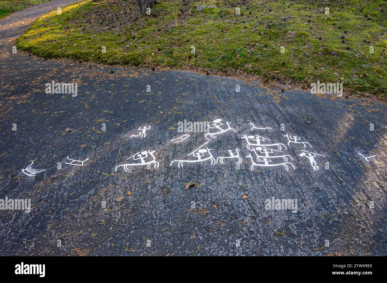 Tegneby incisione equestre nella roccia, parte dei petroglifi di Litsleby, parte delle incisioni rupestri di Tanum, vicino al villaggio di Tanumshede, Bohuslän, Svezia. Foto Stock