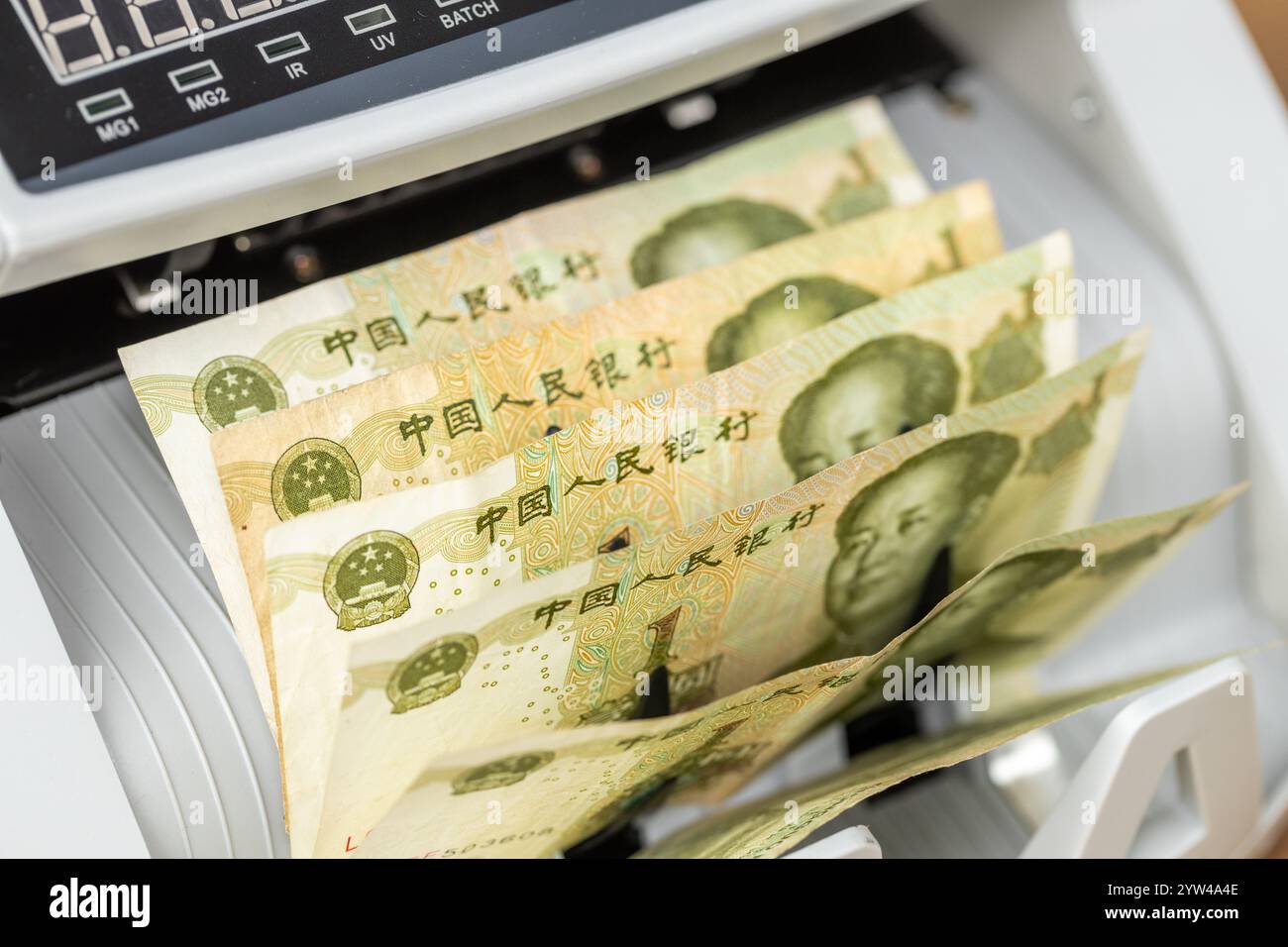 Soldi della Cina. Macchina per il conteggio dei soldi con Yuan cinese. Concetto di business. Operazioni finanziarie, cambio, valuta, primo piano Foto Stock