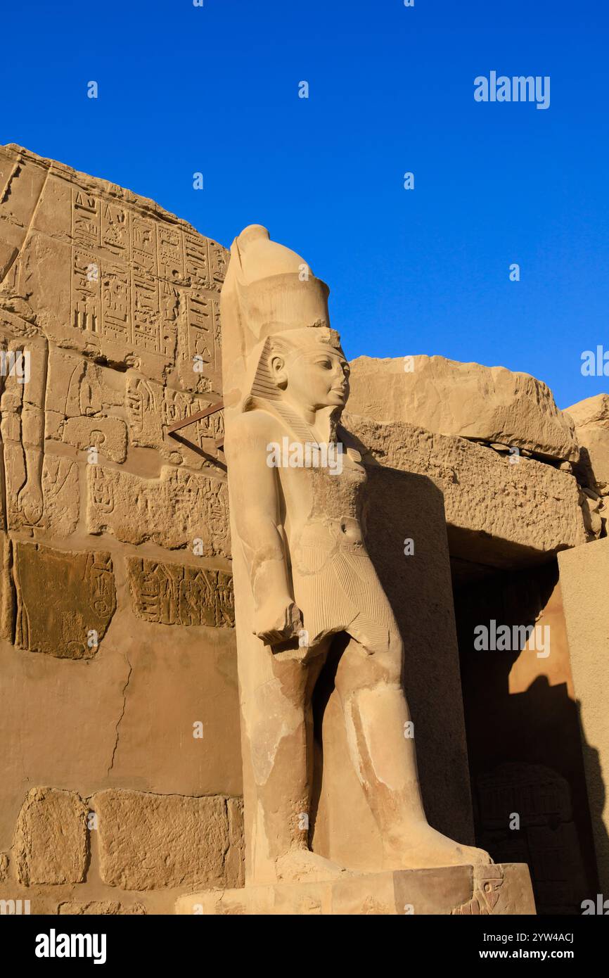 Statua del re Faroah Ramsete III, antico museo egizio all'aperto del tempio di Karnak, El-Karnak, Luxor, Egitto Foto Stock