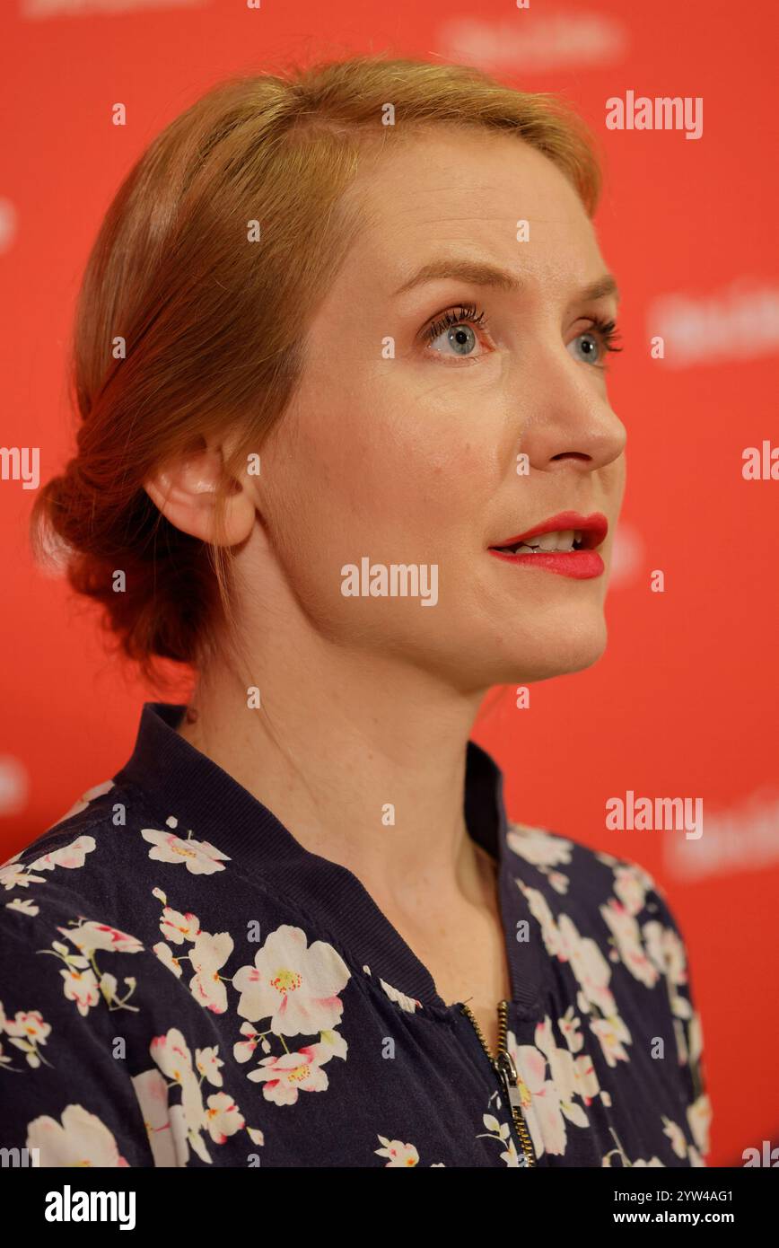 Ines Schwerdtner, Vorsitzende der Partei die Linke, Deutschland, Berlin, Pressekonferenz: Linkspartei stellt Wahlprogramm vor. *** Ines Schwerdtner, Presidente del Partito di sinistra, Germania, Berlino, conferenza stampa Partito di sinistra presenta il programma elettorale Foto Stock