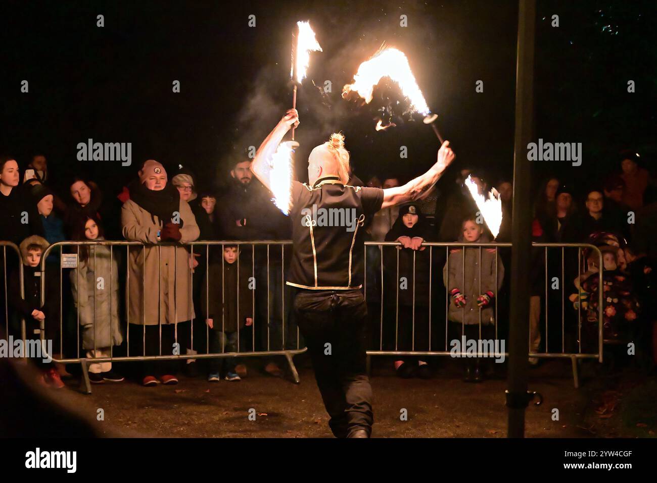 Intorno al Regno Unito - Wolf Entertainment Fire Performers al Preston Fire Garden Event, Miller Park, domenica 08:12:2024 Foto Stock