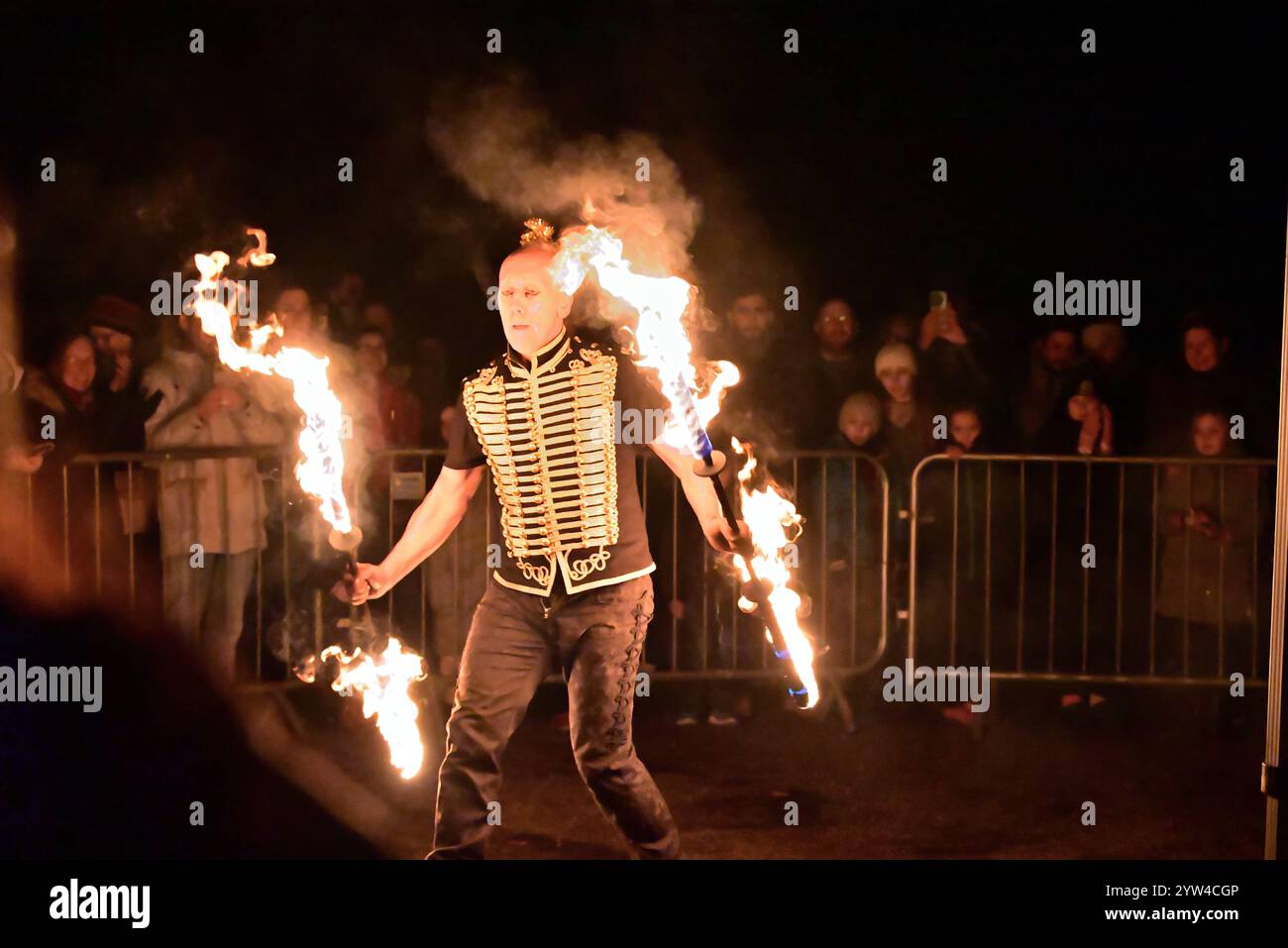 Intorno al Regno Unito - Wolf Entertainment Fire Performers al Preston Fire Garden Event, Miller Park, domenica 08:12:2024 Foto Stock