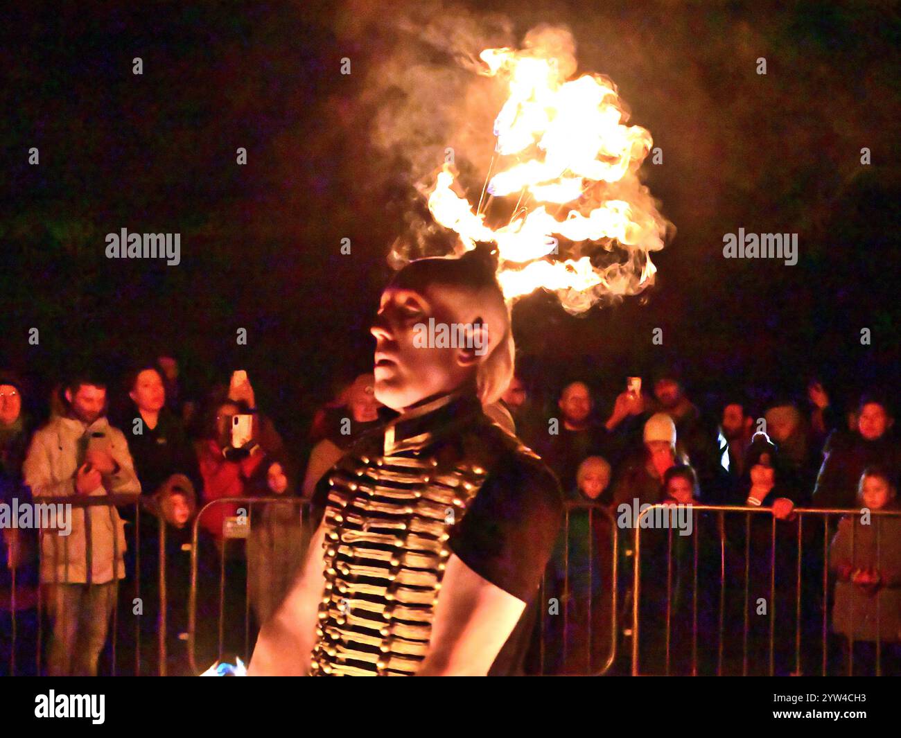 Intorno al Regno Unito - Wolf Entertainment Fire Performers al Preston Fire Garden Event, Miller Park, domenica 08:12:2024 Foto Stock