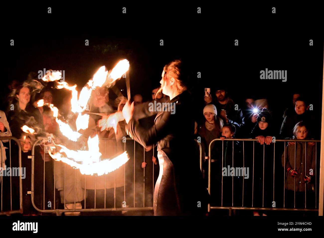 Intorno al Regno Unito - Wolf Entertainment Fire Performers al Preston Fire Garden Event, Miller Park, domenica 08:12:2024 Foto Stock