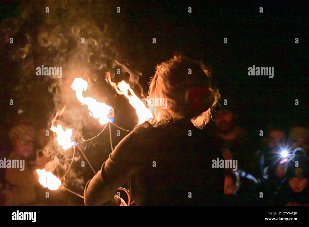 Intorno al Regno Unito - Wolf Entertainment Fire Performers al Preston Fire Garden Event, Miller Park, domenica 08:12:2024 Foto Stock